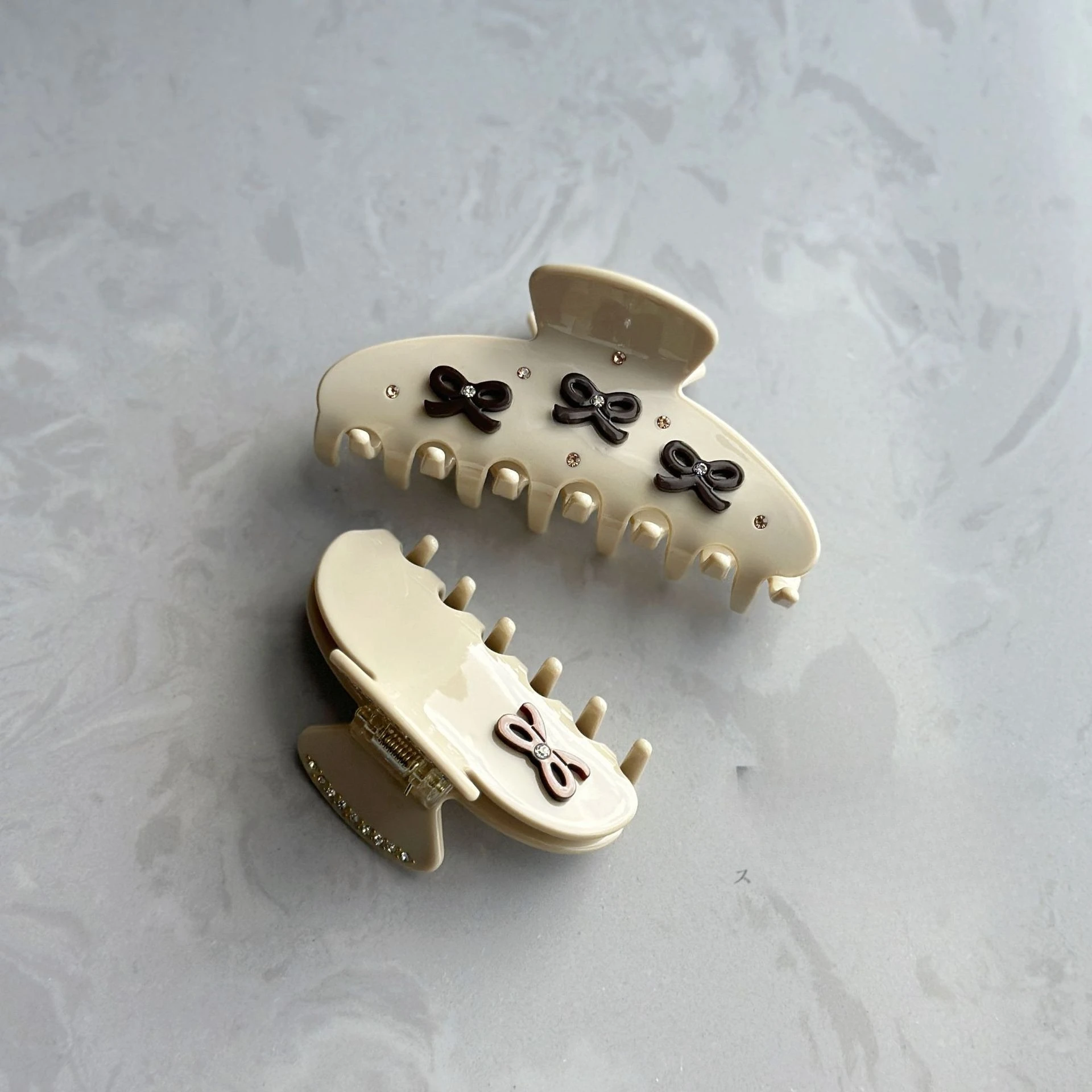 NEW Light Color Retro Design Hair Claw Classic Style Rhinestone Bow Acetate Hair Claw Clips Hair Accessories for Women Girls
NEW Light Color Retro Design Hair Claw Classic Style Rhinestone Bow Acetate Hair Claw Clips Hair Accessories for Women Girls