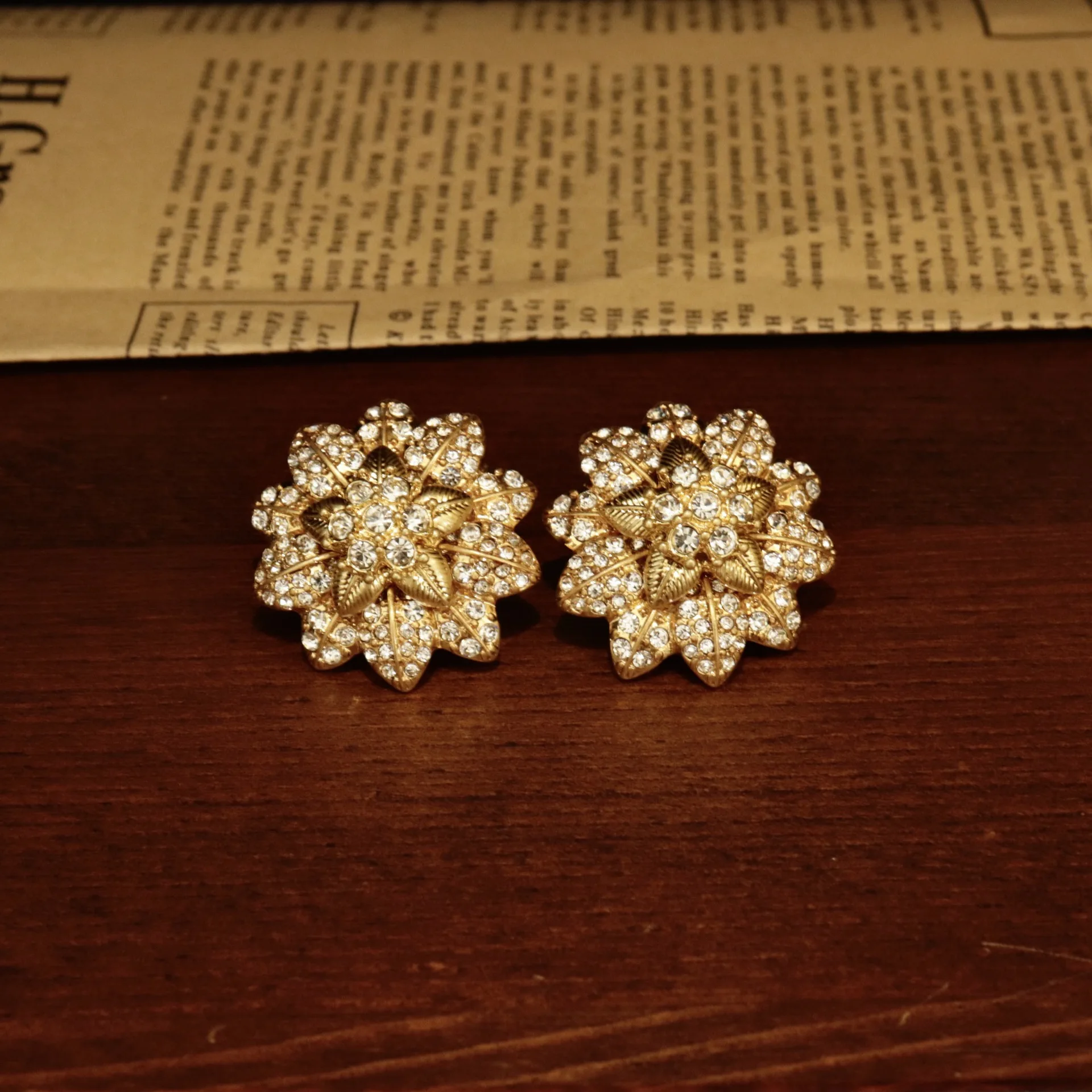 Luxury Sunflower Brooch Earrings Silver Posts Gold-Plated Diamond Flower Corsage Stud Earrings Jewelry Birthday Gifts for Women
Luxury Sunflower Brooch Earrings Silver Posts Gold-Plated Diamond Flower Corsage Stud Earrings Jewelry Birthday Gifts for Women