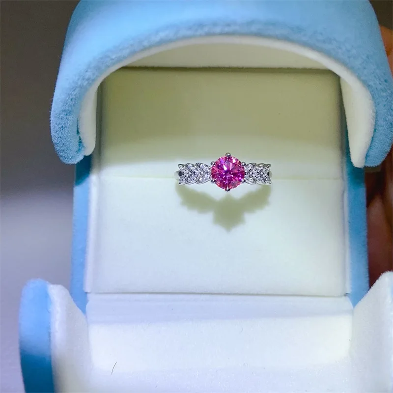French Romance Pink Diamond Six-Claw Ring For Women 1ct Moissanite PT950 Platinum French classic style, retro and timeless
French Romance Pink Diamond Six-Claw Ring For Women 1ct Moissanite PT950 Platinum French classic style, retro and timeless