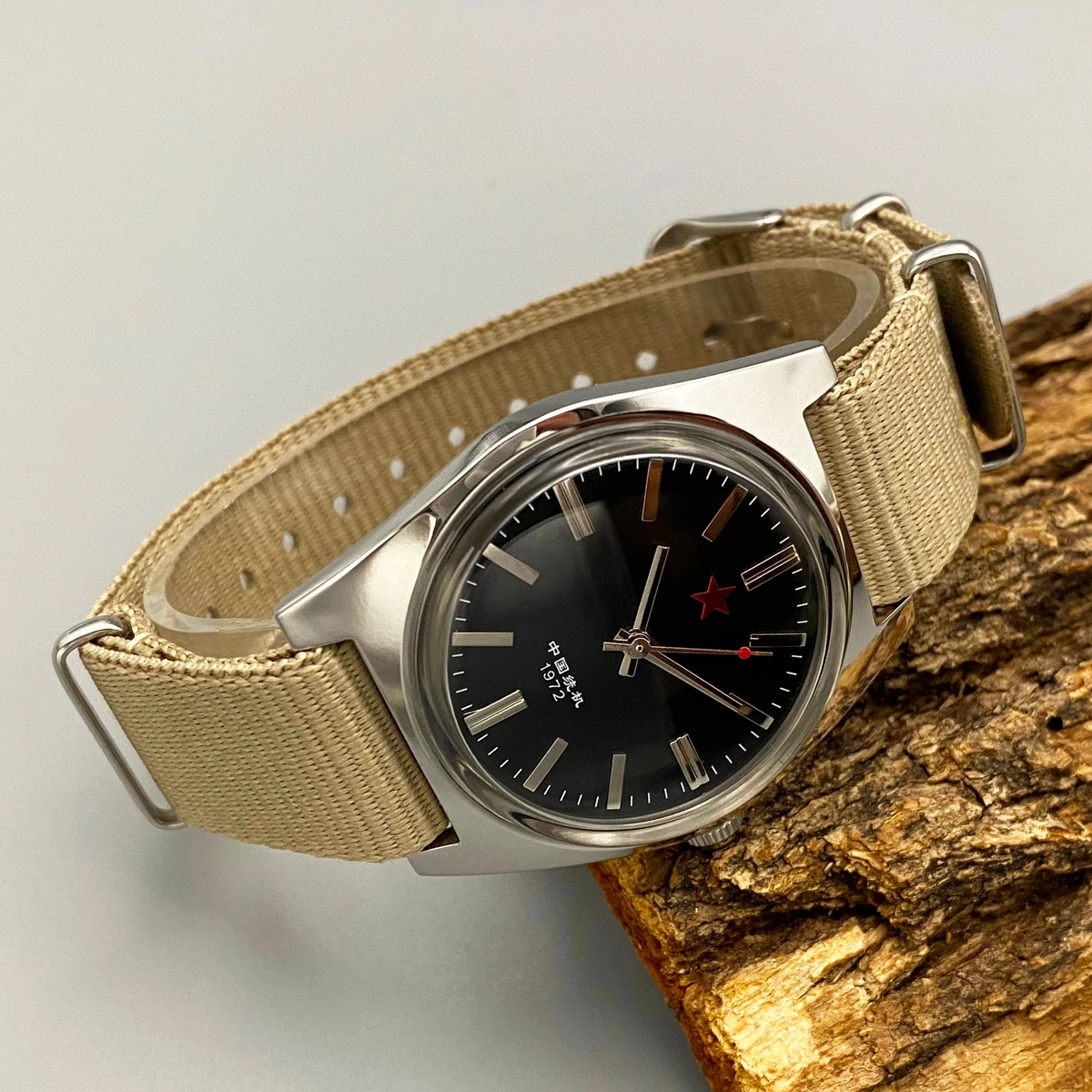Suitable for men as a gift. Men's mechanical watch. Shanghai 8120. Manual mechanical movement. 36mm retro Chinese style watch.
Suitable for men as a gift. Men's mechanical watch. Shanghai 8120. Manual mechanical movement. 36mm retro Chinese style watch.