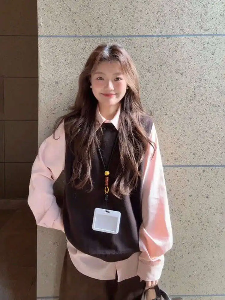 Осенний новый корейский Sle College Wind Lazy, свободный многослойный вязаный жилет, женский подходящий комплект из двух предметов розового цвета, повседневный модный
Осенний новый корейский Sle College Wind Lazy, свободный многослойный вязаный жилет, женский подходящий комплект из двух предметов розового цвета, повседневный модный