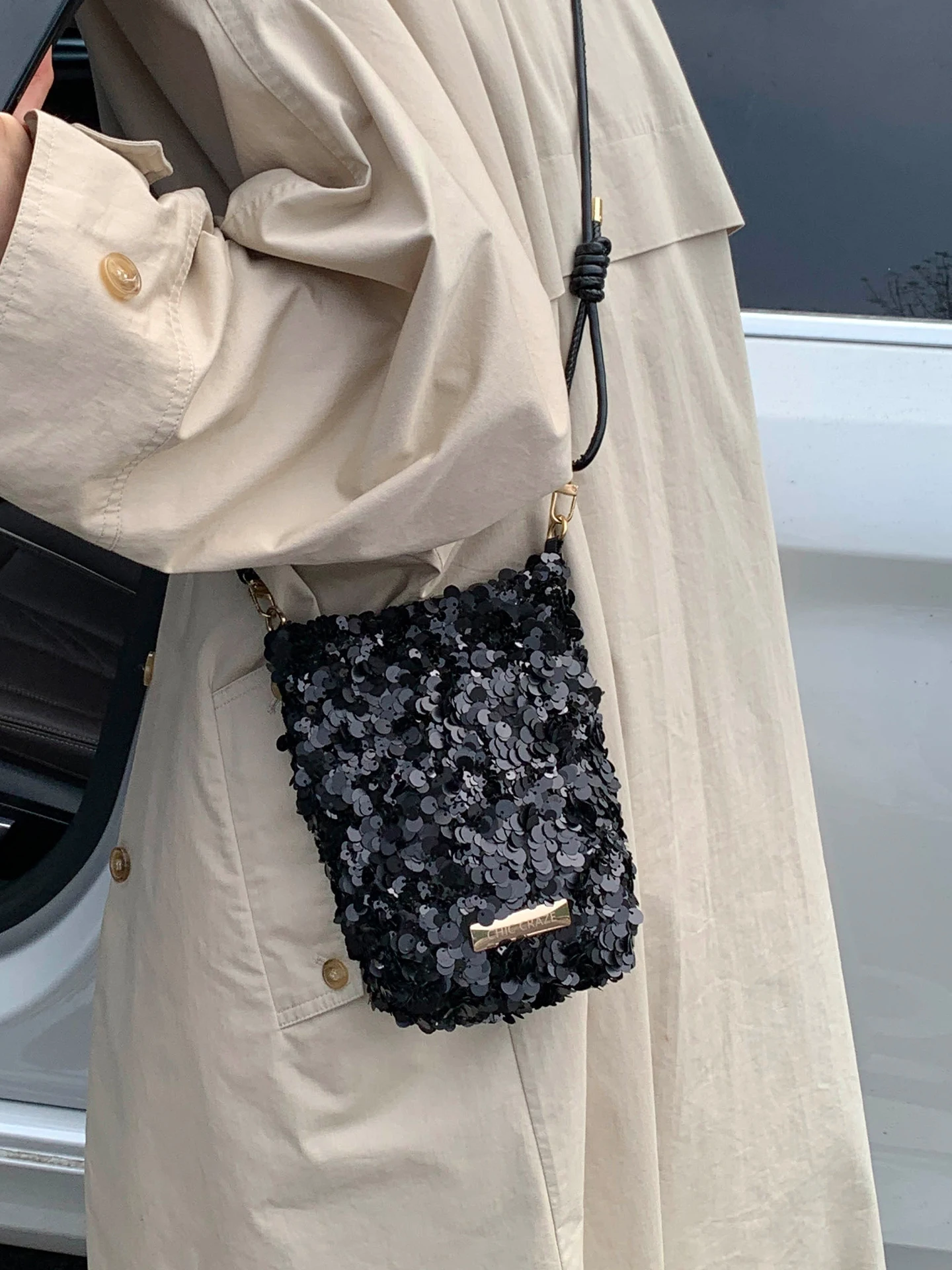 Шикарные блестящие сумки через плечо с блестками, женские трендовые универсальные изысканные сумки для мобильных телефонов, корейское издание, женская сумка-ведро 
Шикарные блестящие сумки через плечо с блестками, женские трендовые универсальные изысканные сумки для мобильных телефонов, корейское издание, женская сумка-ведро