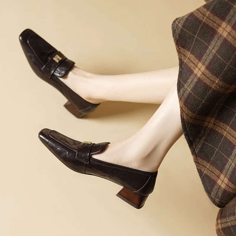 Fashion square head sewing solid color wide band metal decoration thick heel ladies single shoes
Fashion square head sewing solid color wide band metal decoration thick heel ladies single shoes