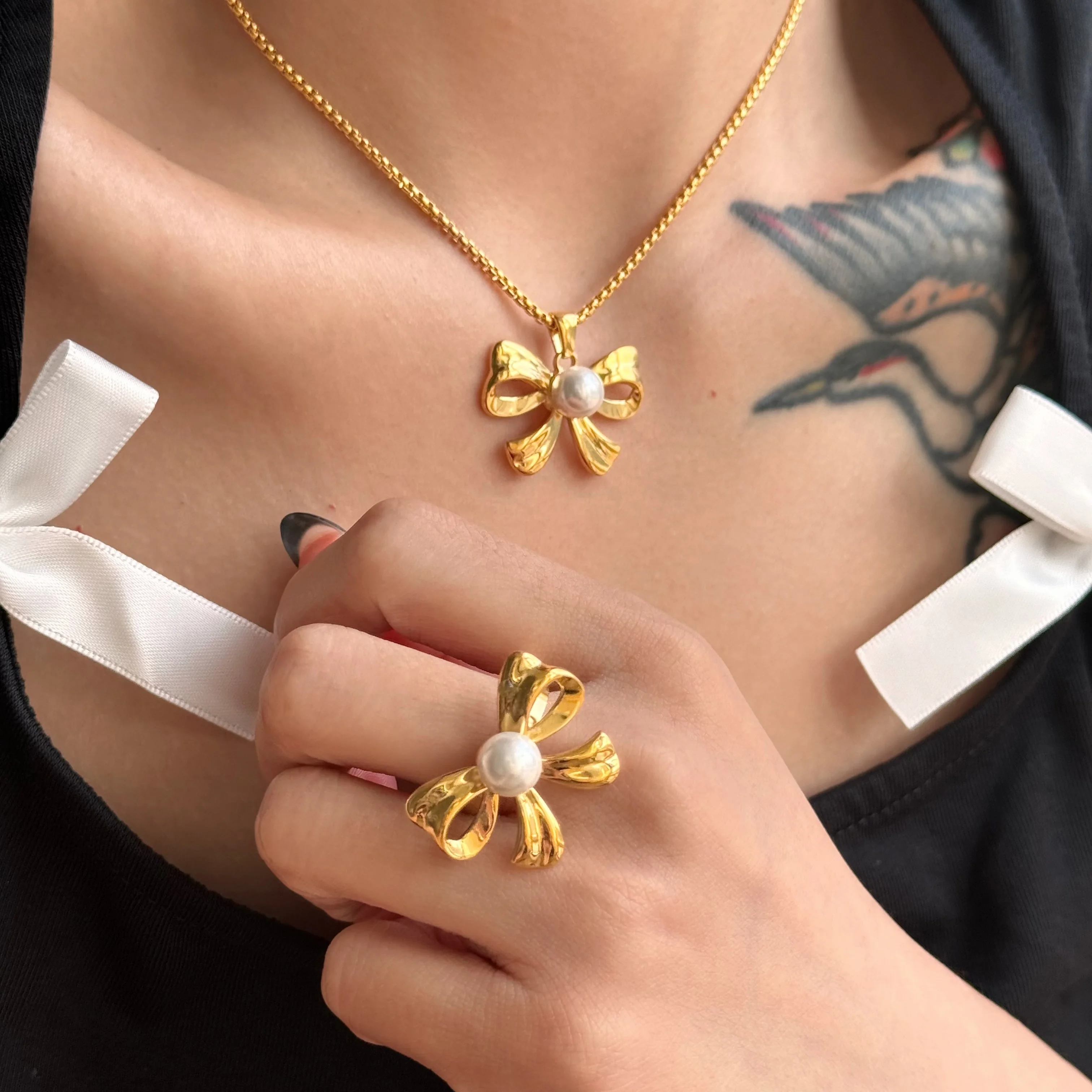 DASEIN New 18k Gold Plated Tarnish Free Stainless Steel Bow Necklace Classic Bowknot Pendant Pearl Ring Jewelry Set for Women
DASEIN New 18k Gold Plated Tarnish Free Stainless Steel Bow Necklace Classic Bowknot Pendant Pearl Ring Jewelry Set for Women