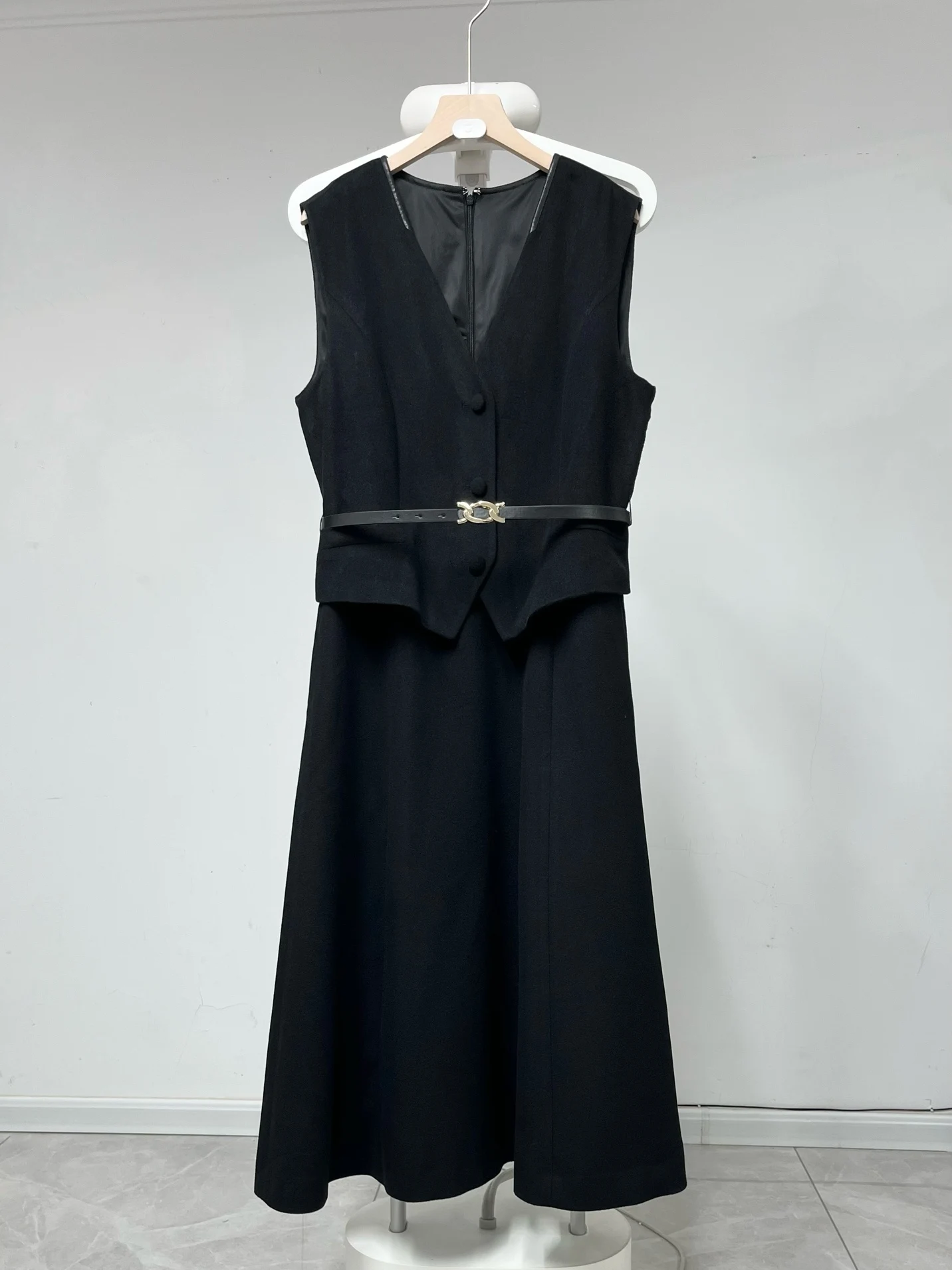 Elegant Vest Dress V-Neck Waist-Cinched Commuter Versatile Mid-Length A-Line Skirt Women's Fashion 2023 New Style
Elegant Vest Dress V-Neck Waist-Cinched Commuter Versatile Mid-Length A-Line Skirt Women's Fashion 2023 New Style