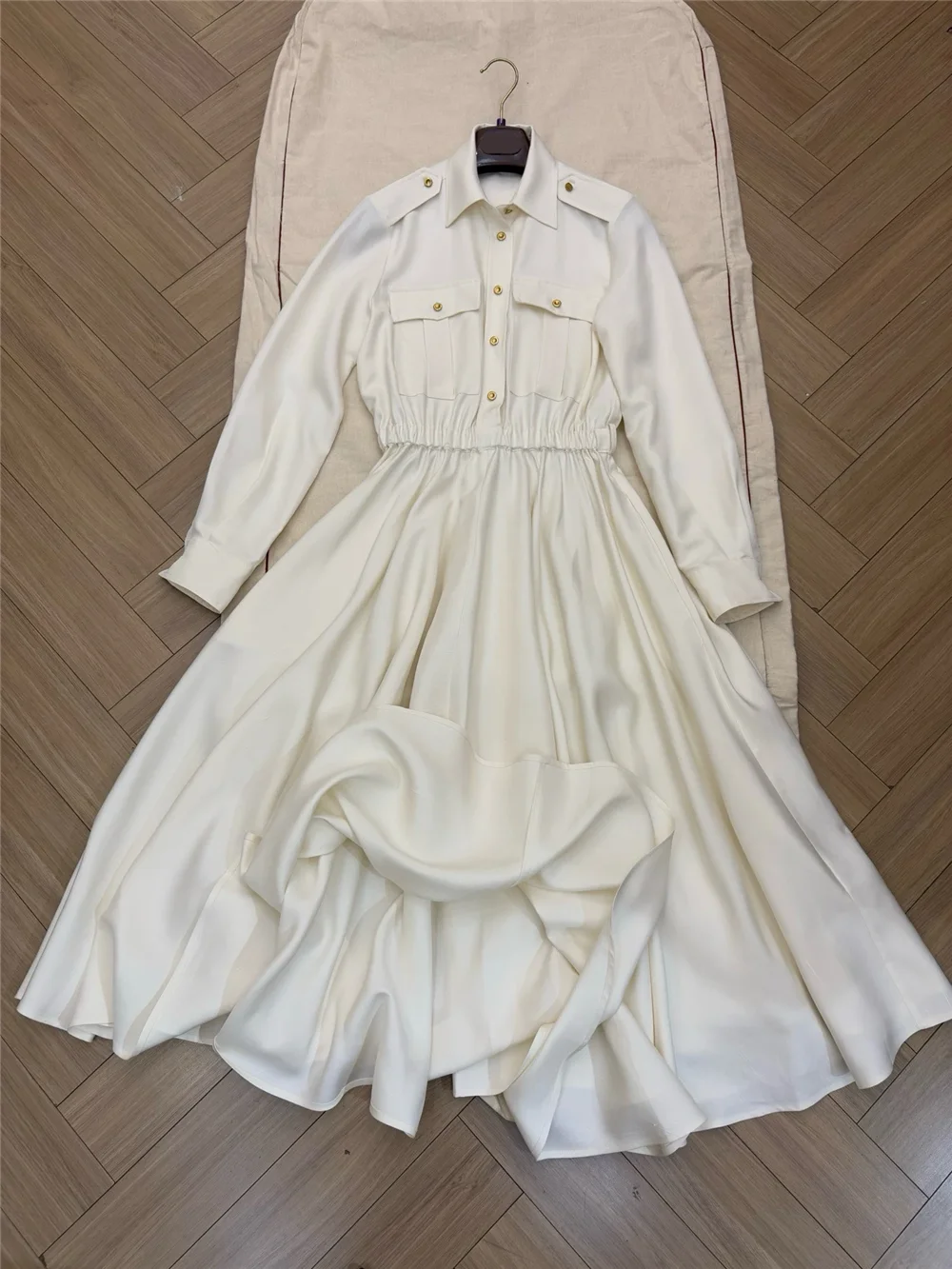 High Quality Women's Silk Lapel Pleated Big Hem Skirt Belted Long-Sleeved Shirt Dress
High Quality Women's Silk Lapel Pleated Big Hem Skirt Belted Long-Sleeved Shirt Dress