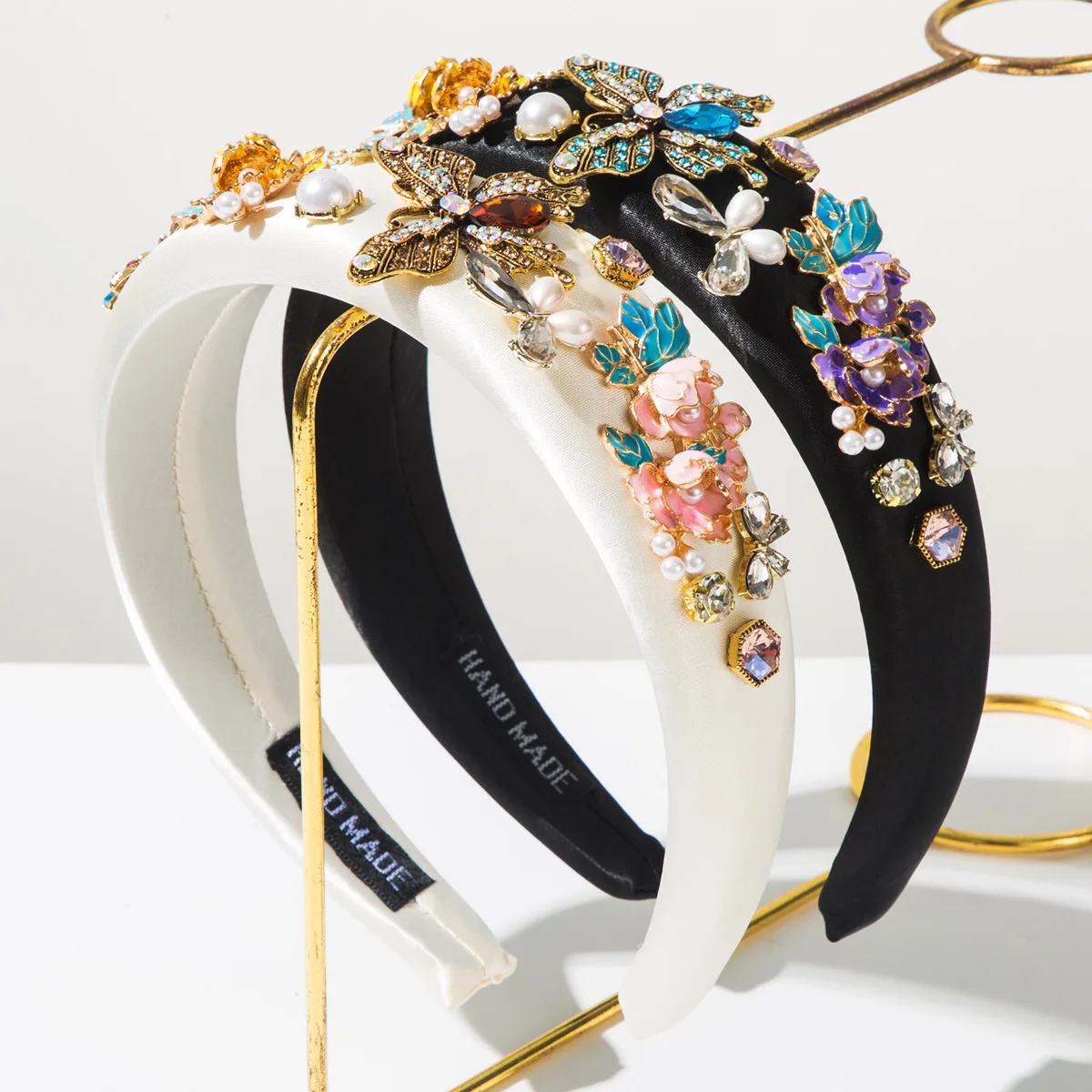 Новая модная повязка на голову в стиле барокко с цветами, бабочками и стразами, имитация жемчуга, для женщин
Новая модная повязка на голову в стиле барокко с цветами, бабочками и стразами, имитация жемчуга, для женщин