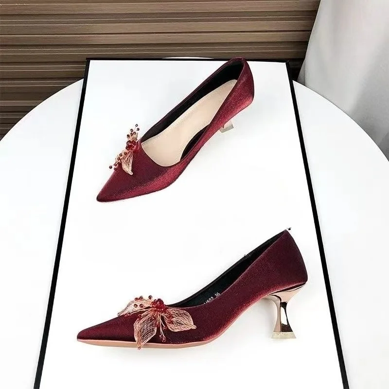 Женские туфли винно-красного цвета с закрытым носком, тонким каблуком и заостренным носком, бантом, противоскользящим покрытием, новинка 2025, весенние модные низкие туфли из искусственной кожи
Женские туфли винно-красного цвета с закрытым носком, тонким каблуком и заостренным носком, бантом, противоскользящим покрытием, новинка 2025, весенние модные низкие туфли из искусственной кожи