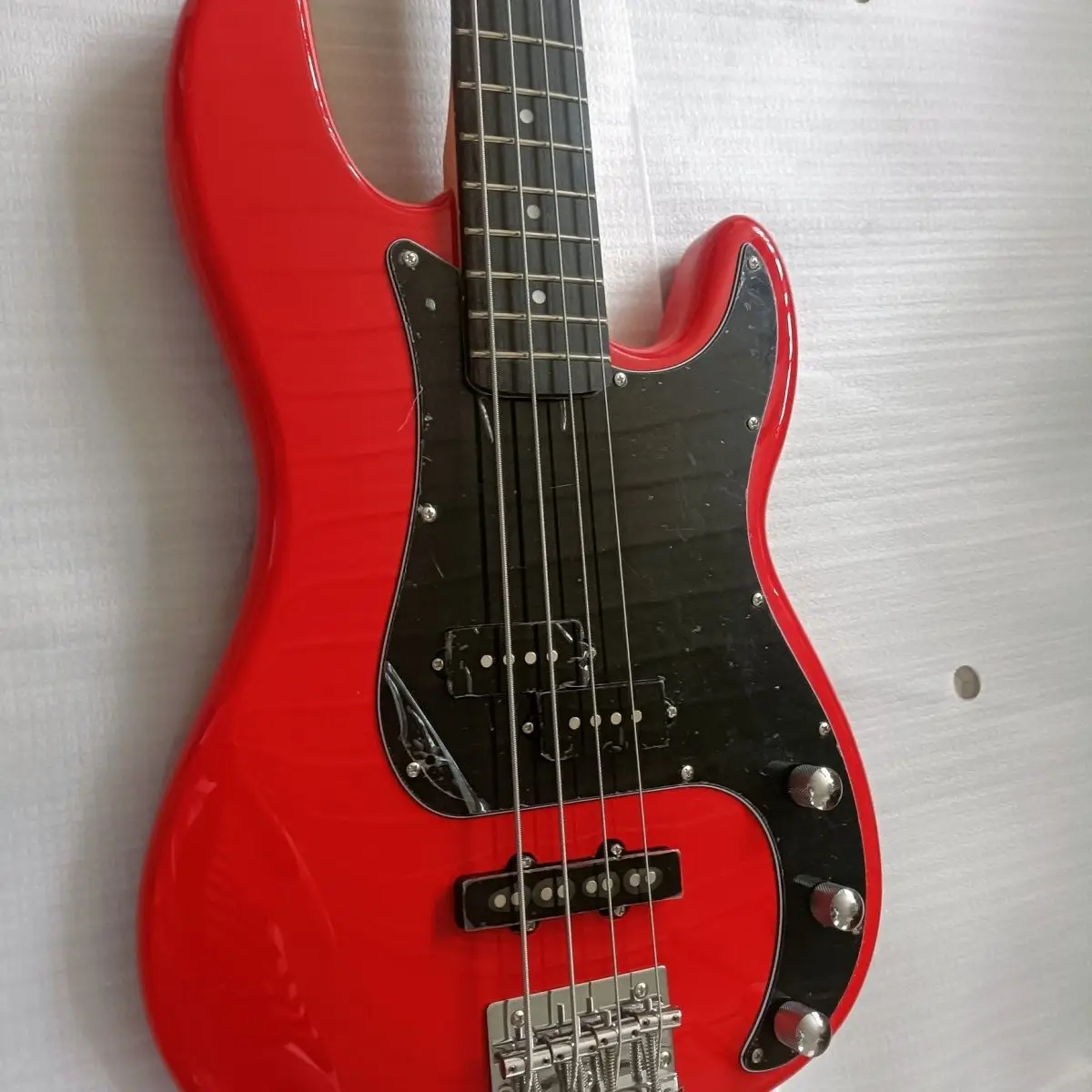 4-струнный электрический бас SQ bass, профессиональная репетиция группы для выступлений, очень хороший эффект
4-струнный электрический бас SQ bass, профессиональная репетиция группы для выступлений, очень хороший эффект