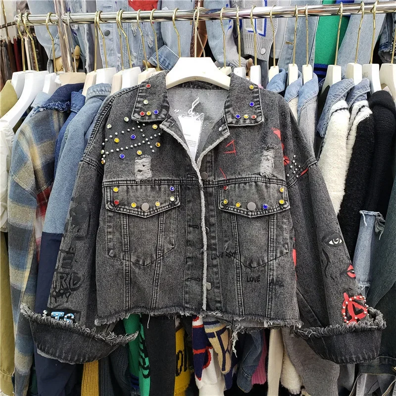 Beading Diamonds Letter Graffiti Print Denim Jacket Women Spring Autumn Loose Short Holes Big Pocket Black Jeans Jacket Female
Beading Diamonds Letter Graffiti Print Denim Jacket Women Spring Autumn Loose Short Holes Big Pocket Black Jeans Jacket Female