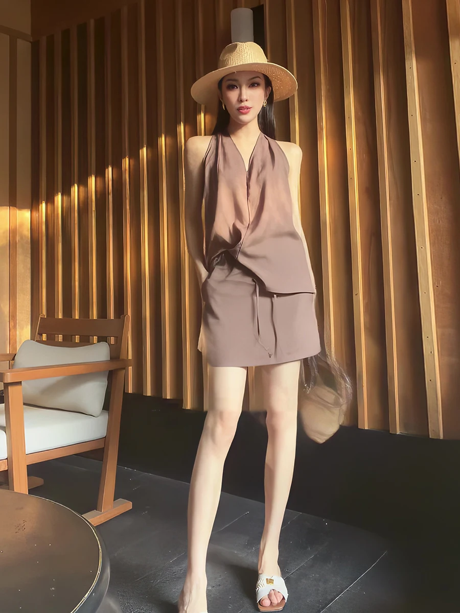 Summer 2026 Fashion Loose Sleeveless Slimming Shoulder Bared Vest Top High Waist Short Skirt Set Women's Clothing Ensemble
Summer 2026 Fashion Loose Sleeveless Slimming Shoulder Bared Vest Top High Waist Short Skirt Set Women's Clothing Ensemble