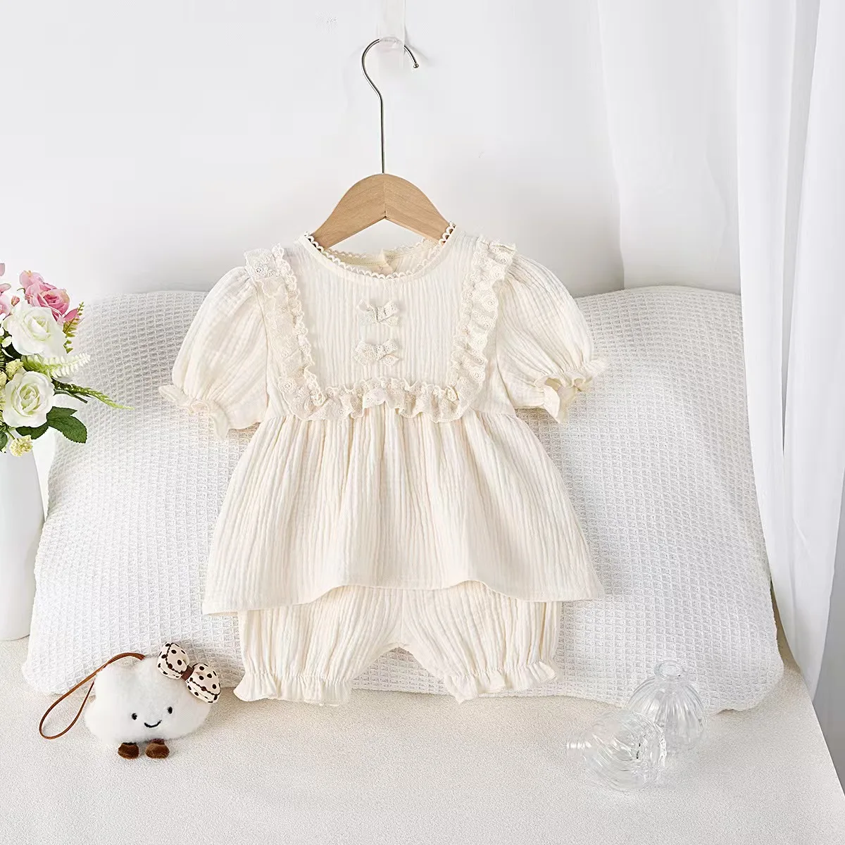 Summer 2026 baby short sleeve set, INS stylish lace ruffled breathable fabric sweet top and shorts two-piece set
Summer 2026 baby short sleeve set, INS stylish lace ruffled breathable fabric sweet top and shorts two-piece set