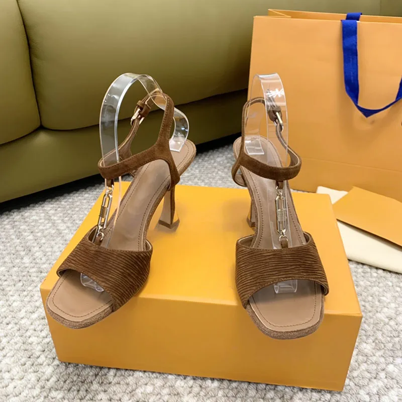 2024 Summer New High Heels Slim Heel Square Toe Open Toe Korean Edition Suede Fashion One line Mesh Red Women's Sandals
2024 Summer New High Heels Slim Heel Square Toe Open Toe Korean Edition Suede Fashion One line Mesh Red Women's Sandals