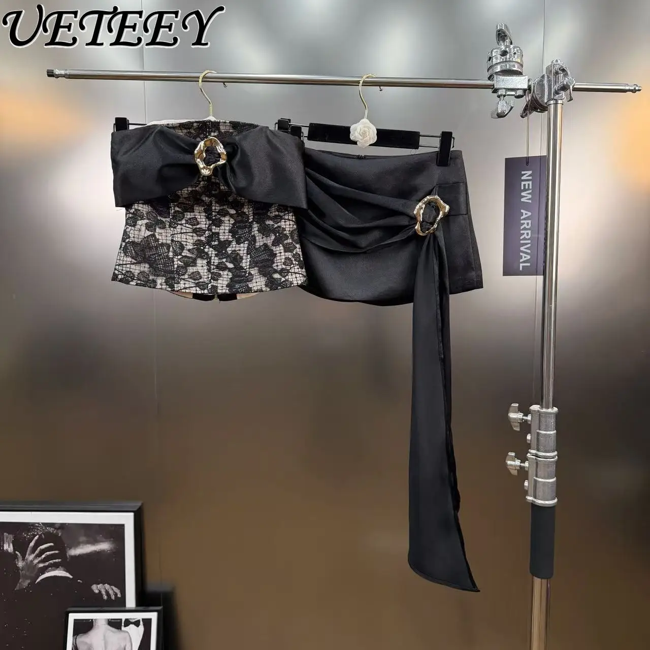 2026, весна-лето, новый черный кружевной жилет без бретелек, топ с лентой, облегающая мини-юбка, комплект из двух предметов, элегантные женские комплекты юбок
2026, весна-лето, новый черный кружевной жилет без бретелек, топ с лентой, облегающая мини-юбка, комплект из двух предметов, элегантные женские комплекты юбок