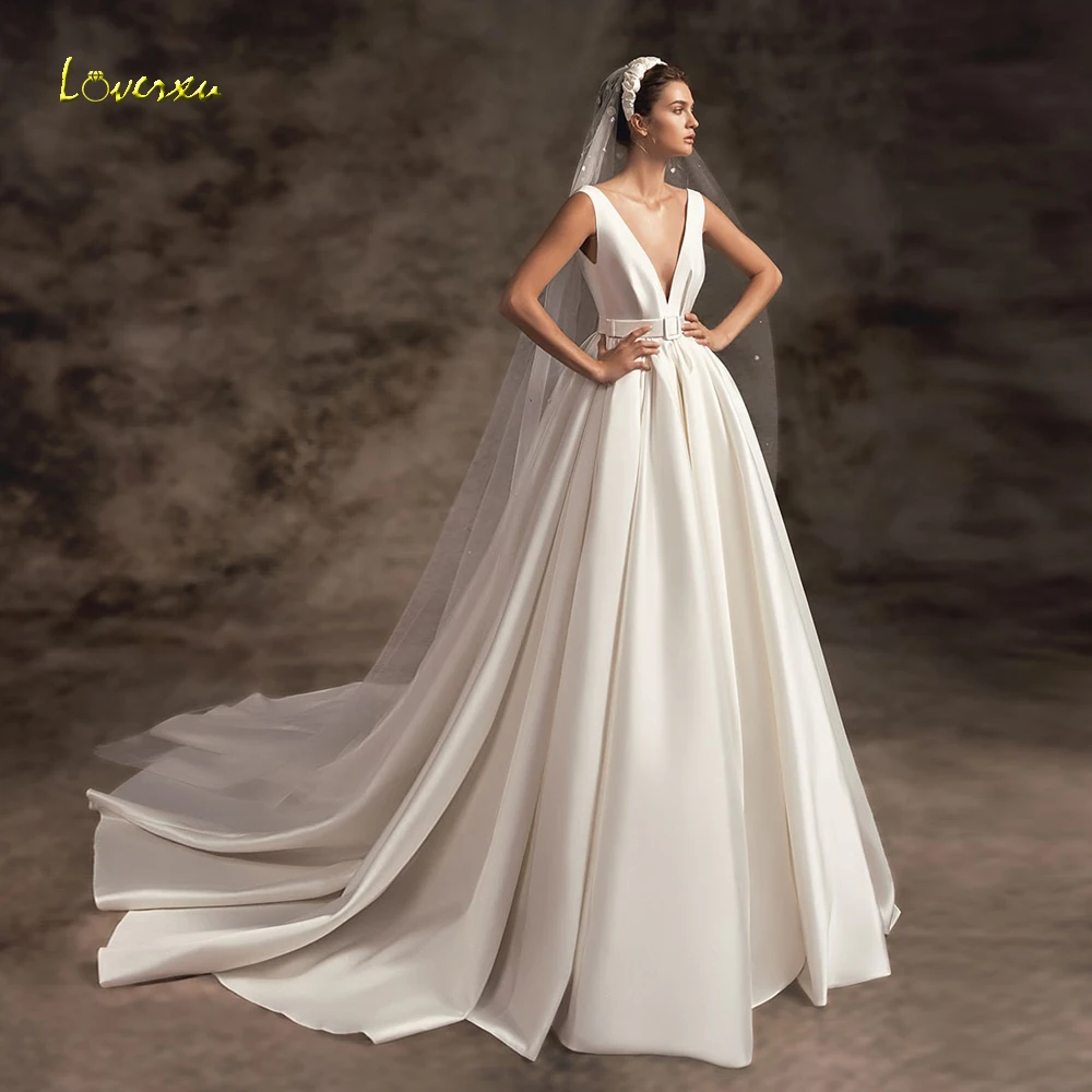 Loverxu A-Line Matte Satin Vintage Wedding Dresses 2024 V-Neck Sleeveless Robe De Mariee Backless Classic Vestido De Novia
Loverxu A-Line Matte Satin Vintage Wedding Dresses 2024 V-Neck Sleeveless Robe De Mariee Backless Classic Vestido De Novia