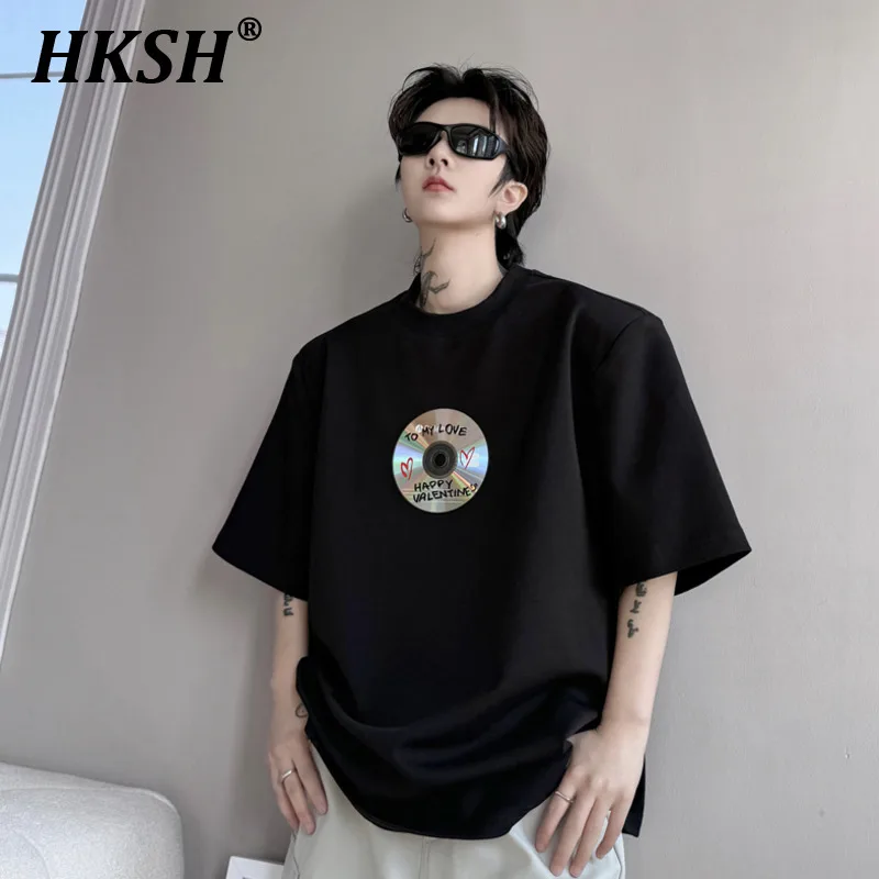 HKSH Summer New Men's Tide Print Tees Solid Color Round Neck CD Decoration Loose Short Sleeve T-shirt Korean Cotton Tops HK1000
HKSH Summer New Men's Tide Print Tees Solid Color Round Neck CD Decoration Loose Short Sleeve T-shirt Korean Cotton Tops HK1000
