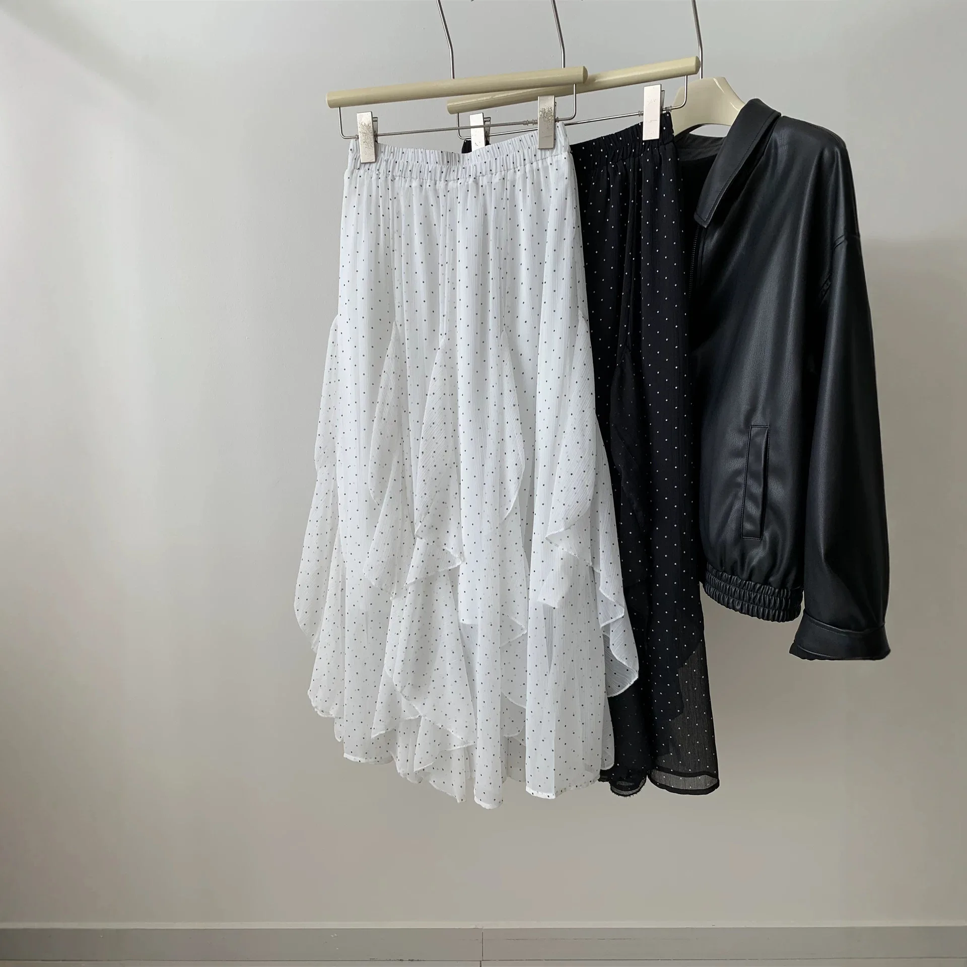 Summer Irregular Ruffle Polka Dot Tulle Skirts For Women Petite Mid-length Wavy Fairy Skirt
Summer Irregular Ruffle Polka Dot Tulle Skirts For Women Petite Mid-length Wavy Fairy Skirt