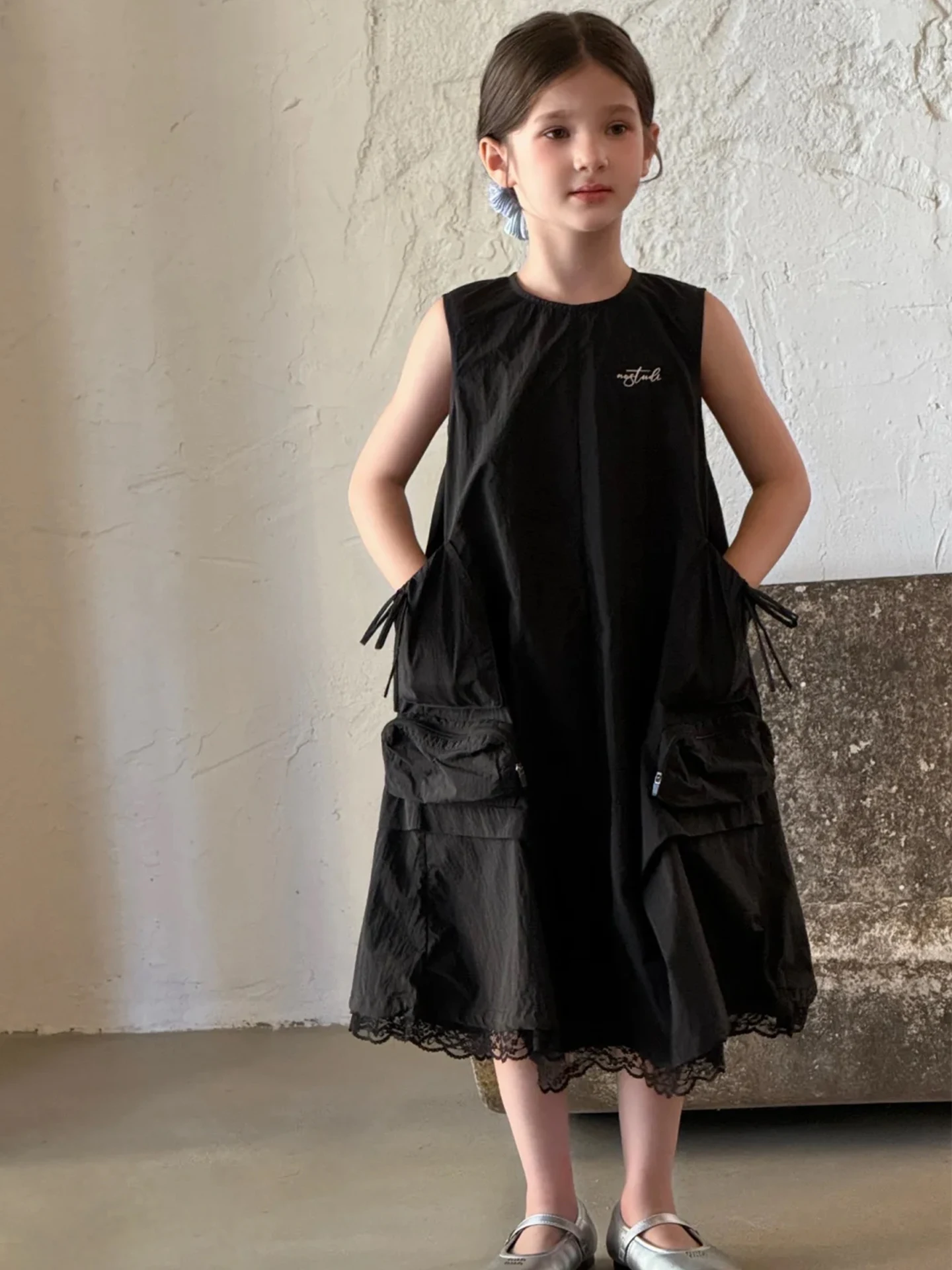Girls Knee-Length Black Lace Trim Vest Dress Children's Summer Fashion Casual Midi Skirt Stylish Trendy round Neck Sleeveless
Girls Knee-Length Black Lace Trim Vest Dress Children's Summer Fashion Casual Midi Skirt Stylish Trendy round Neck Sleeveless