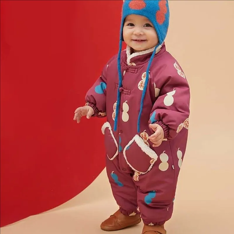 Зимний зимний комбинезон для маленьких девочек, новогодний комбинезон, одежда для новорожденных, хлопковая стеганая куртка, толстые комбинезоны, От 0 до 2 лет
Зимний зимний комбинезон для маленьких девочек, новогодний комбинезон, одежда для новорожденных, хлопковая стеганая куртка, толстые комбинезоны, От 0 до 2 лет