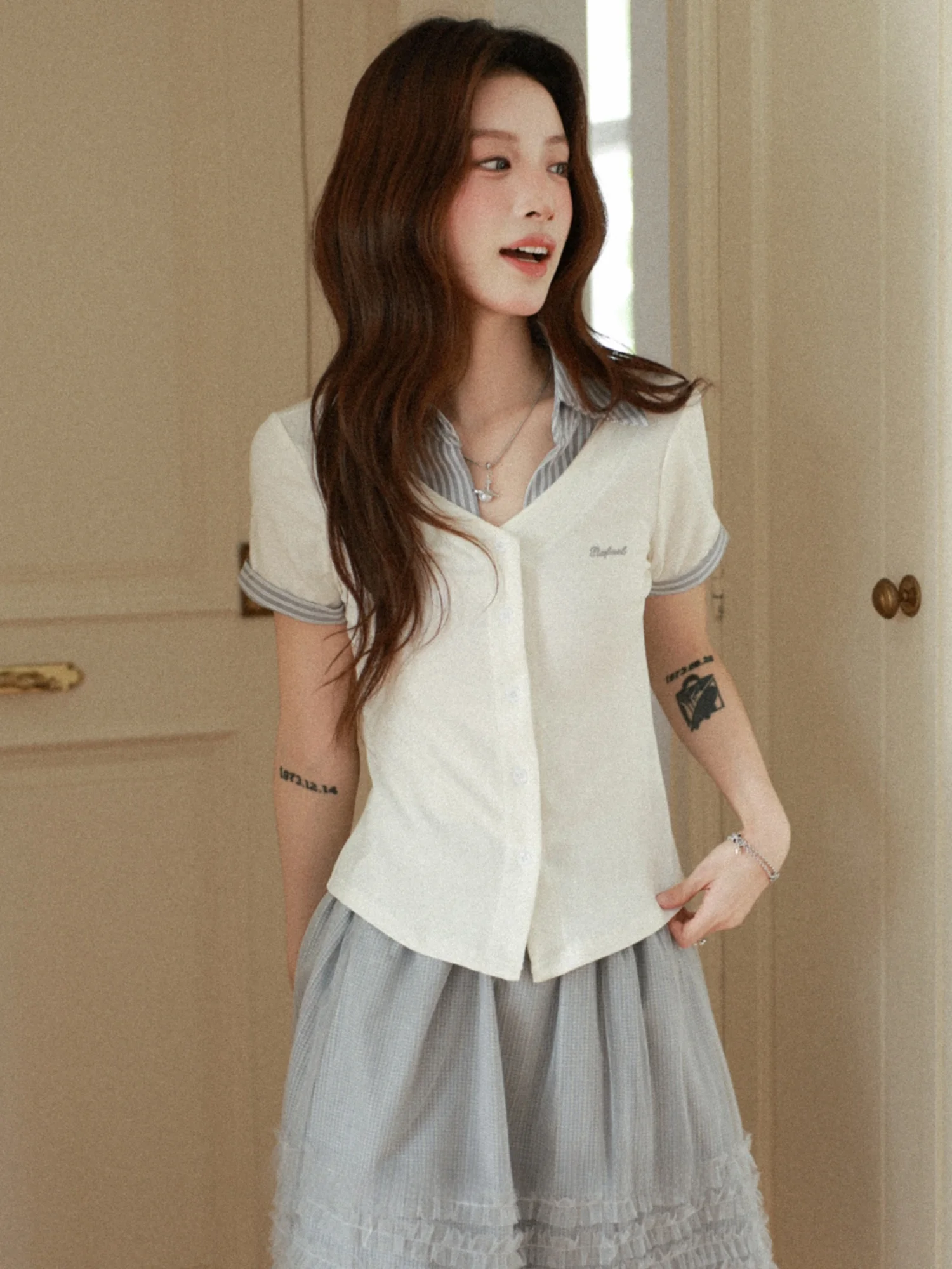 Slim Fit V-Neck Short Sleeve T-Shirt Women's Summer White Splice Design College Style Top High Waist A-Line Sleeve Skin-Frien...
Slim Fit V-Neck Short Sleeve T-Shirt Women's Summer White Splice Design College Style Top High Waist A-Line Sleeve Skin-Frien...