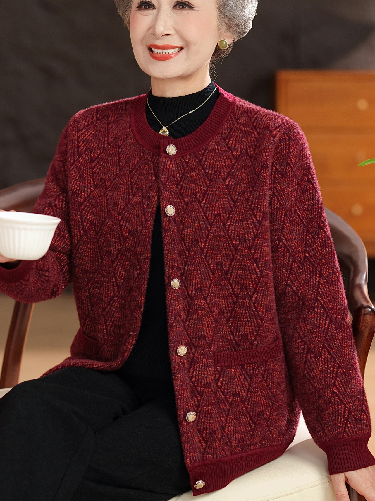 Осенне-зимний вязаный свитер Thiened Fce на подкладке, круглое пальто на пуговицах Ne для женщин среднего возраста и ly
Осенне-зимний вязаный свитер Thiened Fce на подкладке, круглое пальто на пуговицах Ne для женщин среднего возраста и ly