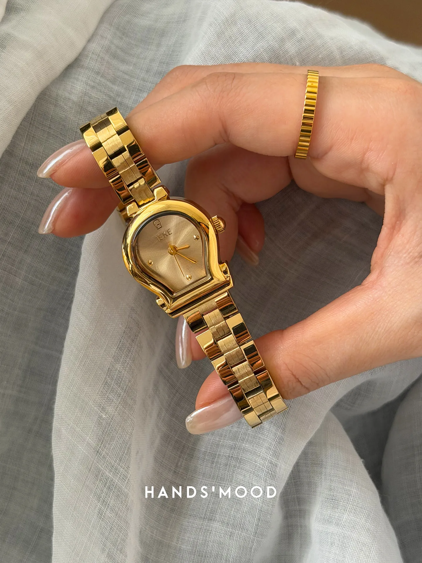 NewFrench Vintage StyleExquisite Golden Arch DesignFashionable And Elegant Women'S WatchHigh-QualityCarefully Selected Timepiece
NewFrench Vintage StyleExquisite Golden Arch DesignFashionable And Elegant Women'S WatchHigh-QualityCarefully Selected Timepiece