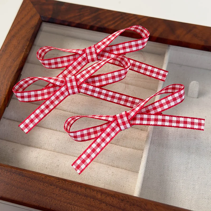 Luxurious Red Plaid Velvet Glitter Bow Hair Clips 3-Piece Set Elegant Side Barrettes for Women Winter Sweet Hair Accessories
Luxurious Red Plaid Velvet Glitter Bow Hair Clips 3-Piece Set Elegant Side Barrettes for Women Winter Sweet Hair Accessories