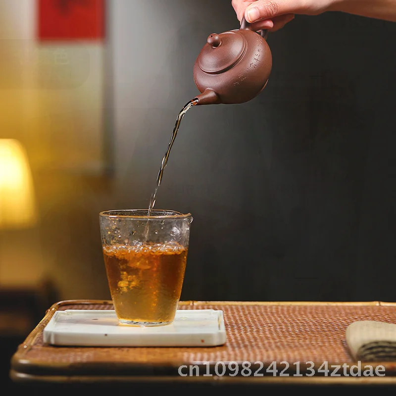 120cc Purple Clay Hand-Engraved Horizontal Pot Black Tea Tea Set Household Teapot for Tea Brewing with Modern Minimalist Design
120cc Purple Clay Hand-Engraved Horizontal Pot Black Tea Tea Set Household Teapot for Tea Brewing with Modern Minimalist Design