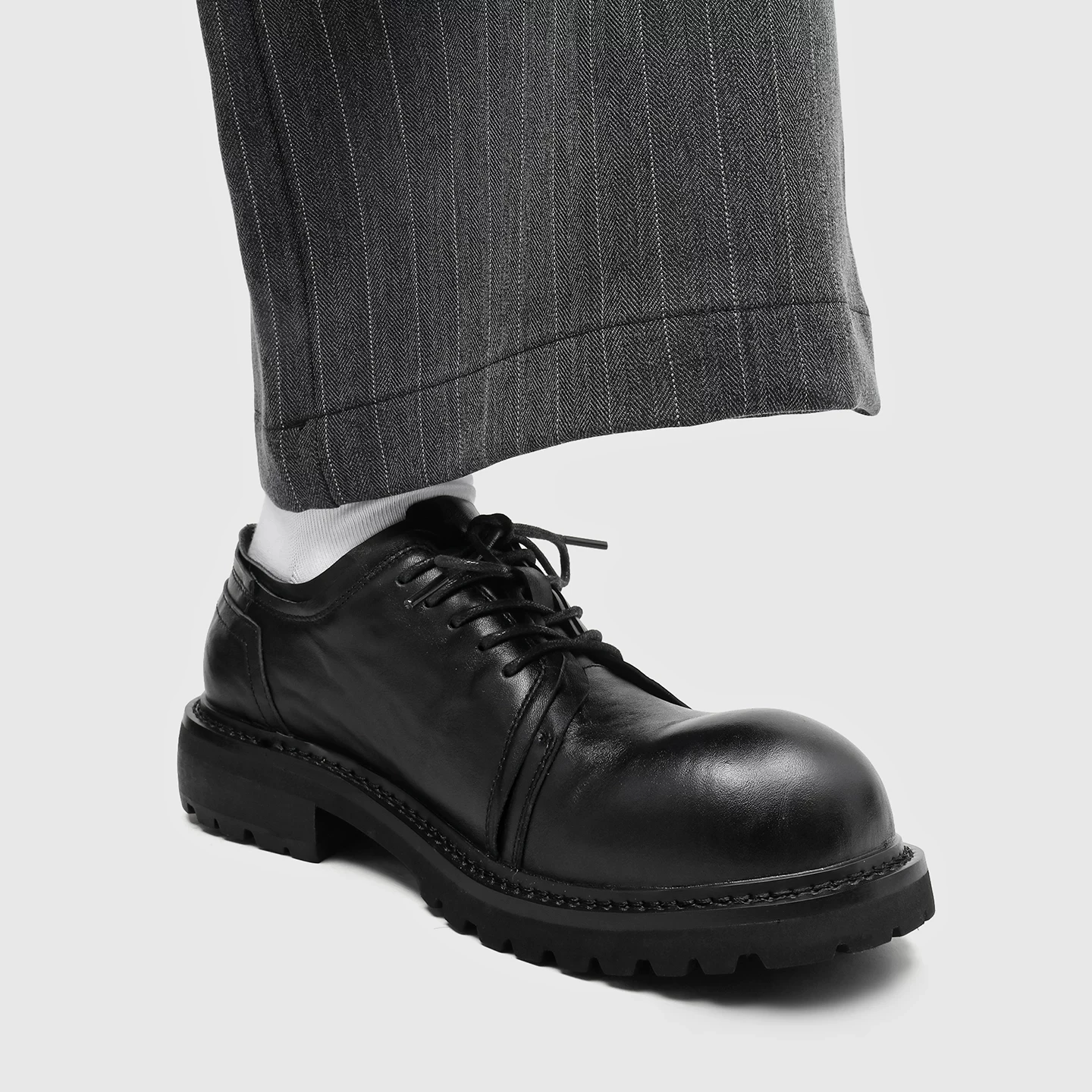 Мужские туфли дерби на толстой подошве из черной воловьей кожи с большим круглым носком, увеличивающие рост, повседневные кожаные туфли, модные дизайнерские на шнуровке
Мужские туфли дерби на толстой подошве из черной воловьей кожи с большим круглым носком, увеличивающие рост, повседневные кожаные туфли, модные дизайнерские на шнуровке