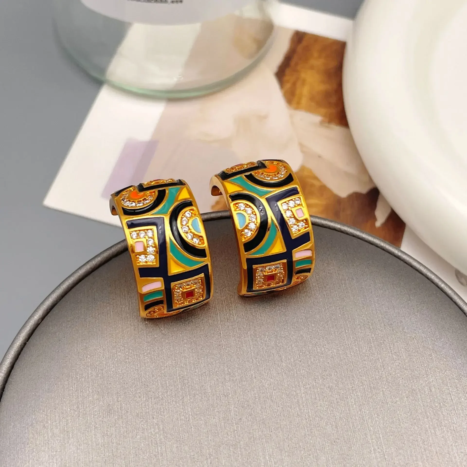European and American zircon enamel retro high-end light luxury niche personalized stud earrings
European and American zircon enamel retro high-end light luxury niche personalized stud earrings