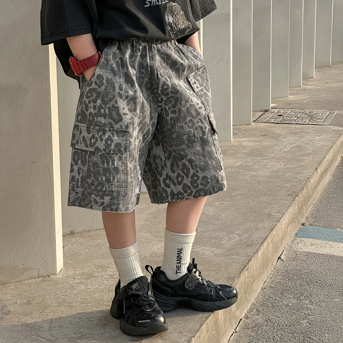 Детская одежда, модные универсальные шорты в американском стиле для мальчиков, новинка лета 2025 года, свободные повседневные шорты в стиле ретро с леопардовым принтом для мальчиков
Детская одежда, модные универсальные шорты в американском стиле для мальчиков, новинка лета 2025 года, свободные повседневные шорты в стиле ретро с леопардовым принтом для мальчиков