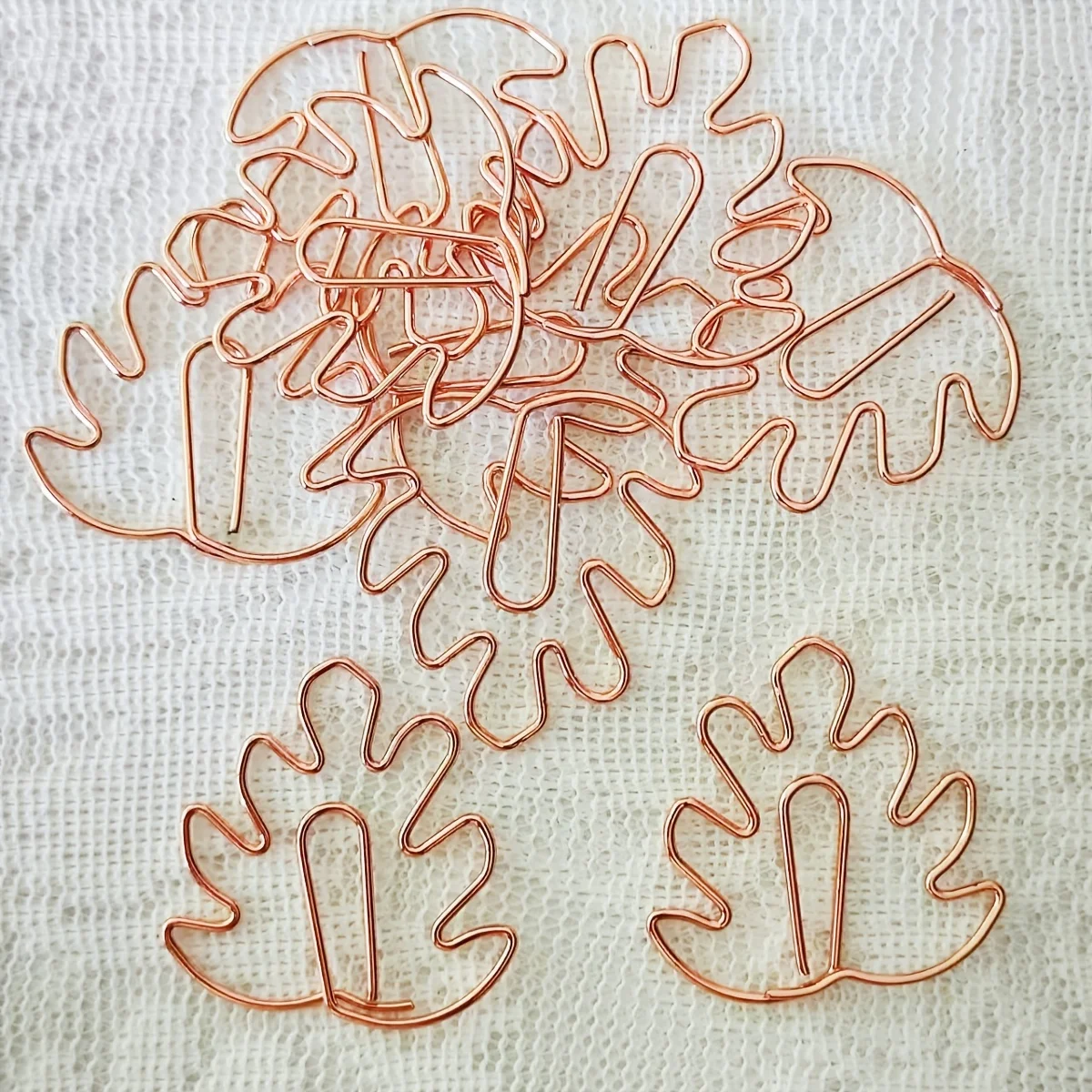 20Pcs Monstera Shaped Paper Clips, Cute Bookmark Planner Clips, Office School Supplies Gifts for Wedding Decorations
20Pcs Monstera Shaped Paper Clips, Cute Bookmark Planner Clips, Office School Supplies Gifts for Wedding Decorations