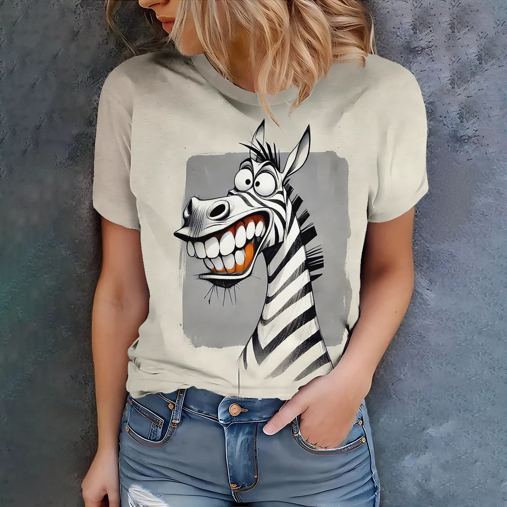 Повседневная летняя женская футболка с круглым вырезом и короткими рукавами, бежевая, черно-белая, с принтом зебры - игривый мультяшный стиль
Повседневная летняя женская футболка с круглым вырезом и короткими рукавами, бежевая, черно-белая, с принтом зебры - игривый мультяшный стиль