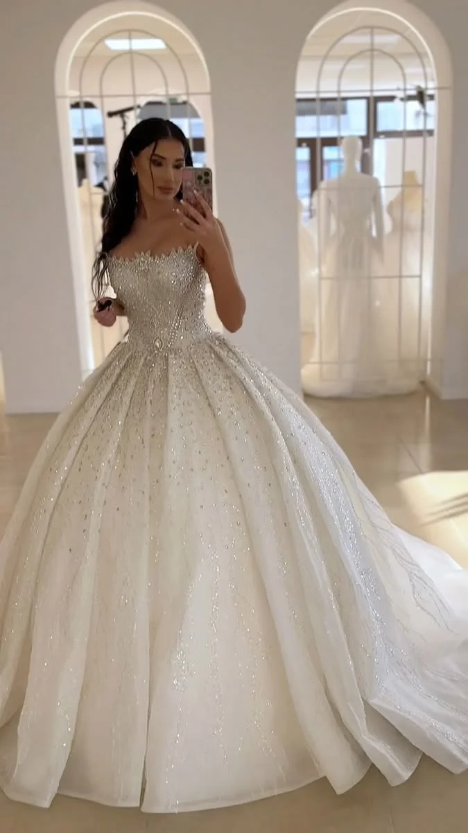 Luxurious Sparkling Crystal Beaded Princess Wedding Dress strapless And Off The Shoulder Ball Dress Bridal Dress Customized
Luxurious Sparkling Crystal Beaded Princess Wedding Dress strapless And Off The Shoulder Ball Dress Bridal Dress Customized