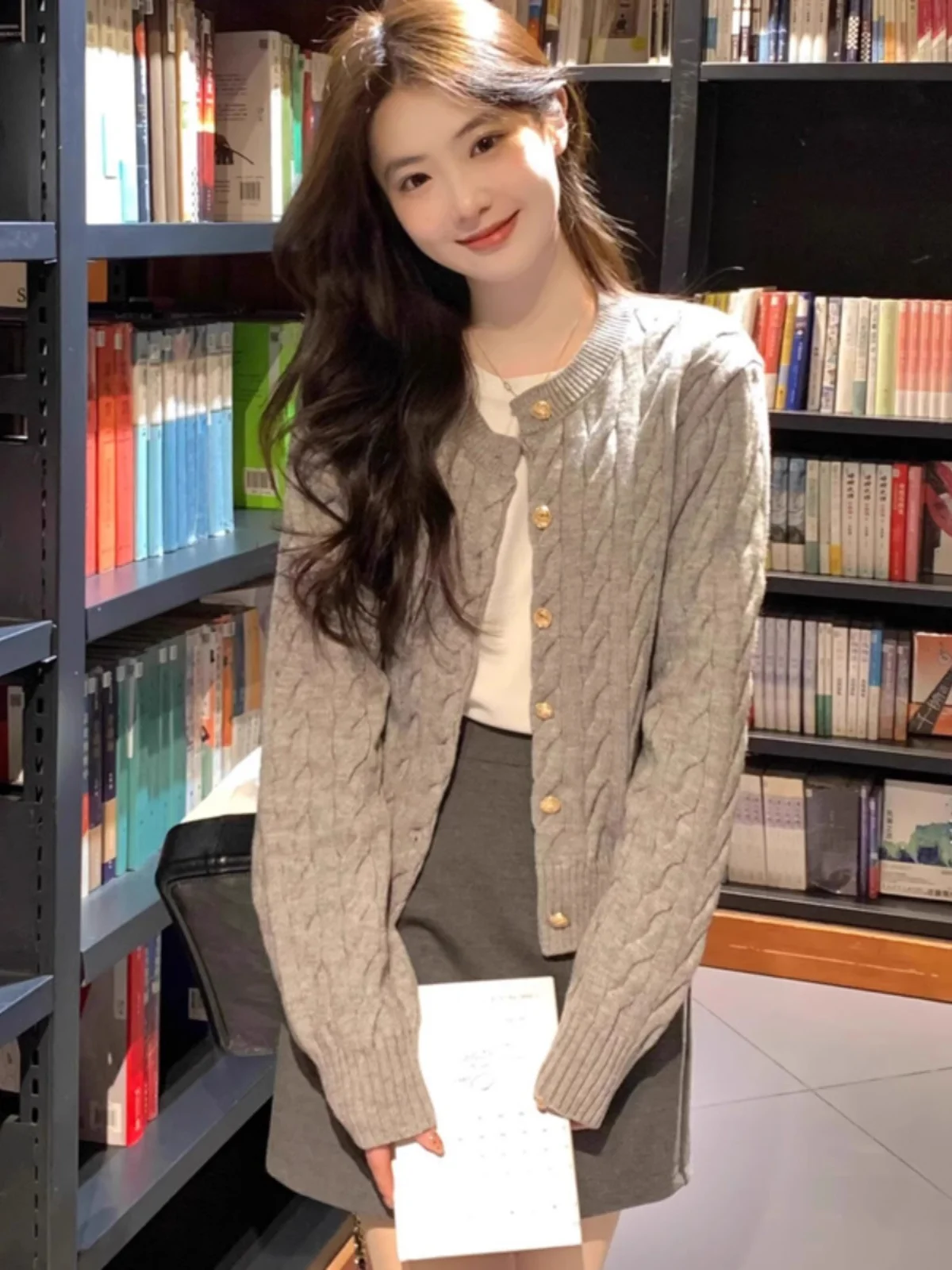 Стильный вязаный кардиган с узором «косы» для женщин, свободная верхняя одежда на весну-осень в японском студенческом стиле
Стильный вязаный кардиган с узором «косы» для женщин, свободная верхняя одежда на весну-осень в японском студенческом стиле