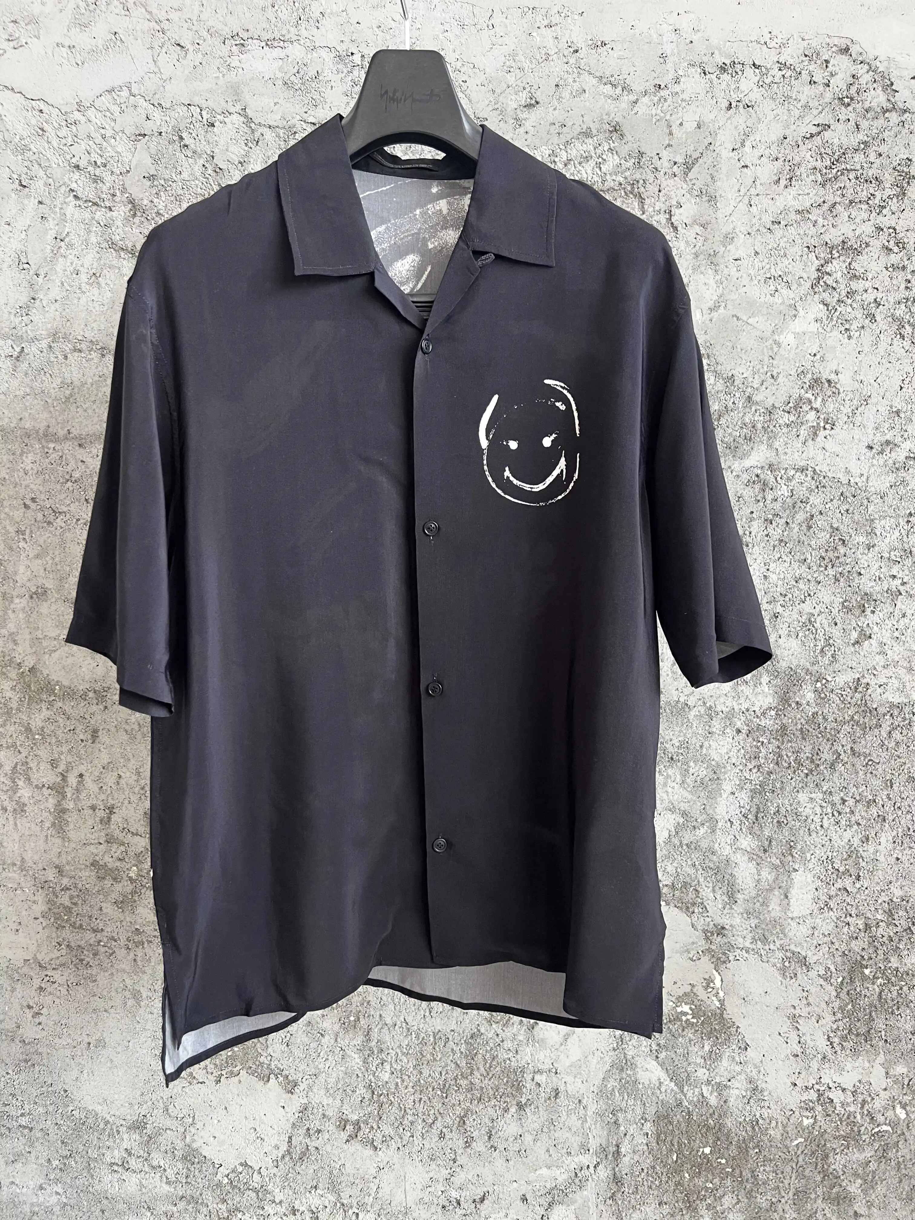 Рубашка с принтом «Джун Такахаши» и триацетатным коротким рукавом Чжоу Чжэнь Нань
Рубашка с принтом «Джун Такахаши» и триацетатным коротким рукавом Чжоу Чжэнь Нань