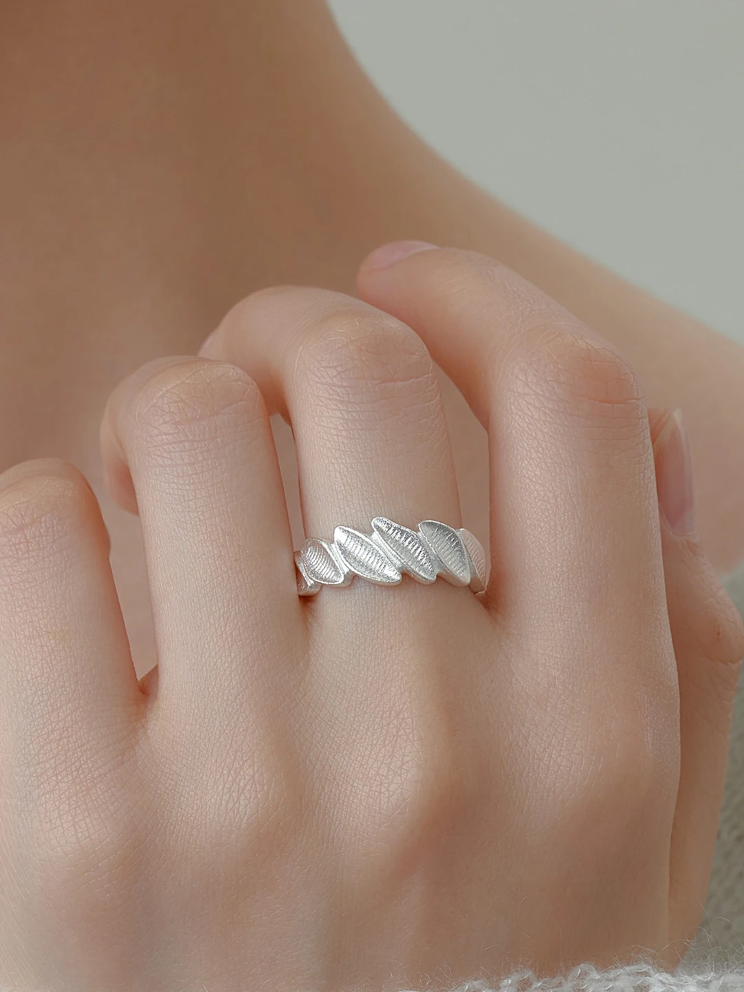Minimalist Design Leaf Sequence Ring Unique Artistic Everyday Versatile Elegant Stackable Single Item Fashionable Casual Wear
Minimalist Design Leaf Sequence Ring Unique Artistic Everyday Versatile Elegant Stackable Single Item Fashionable Casual Wear