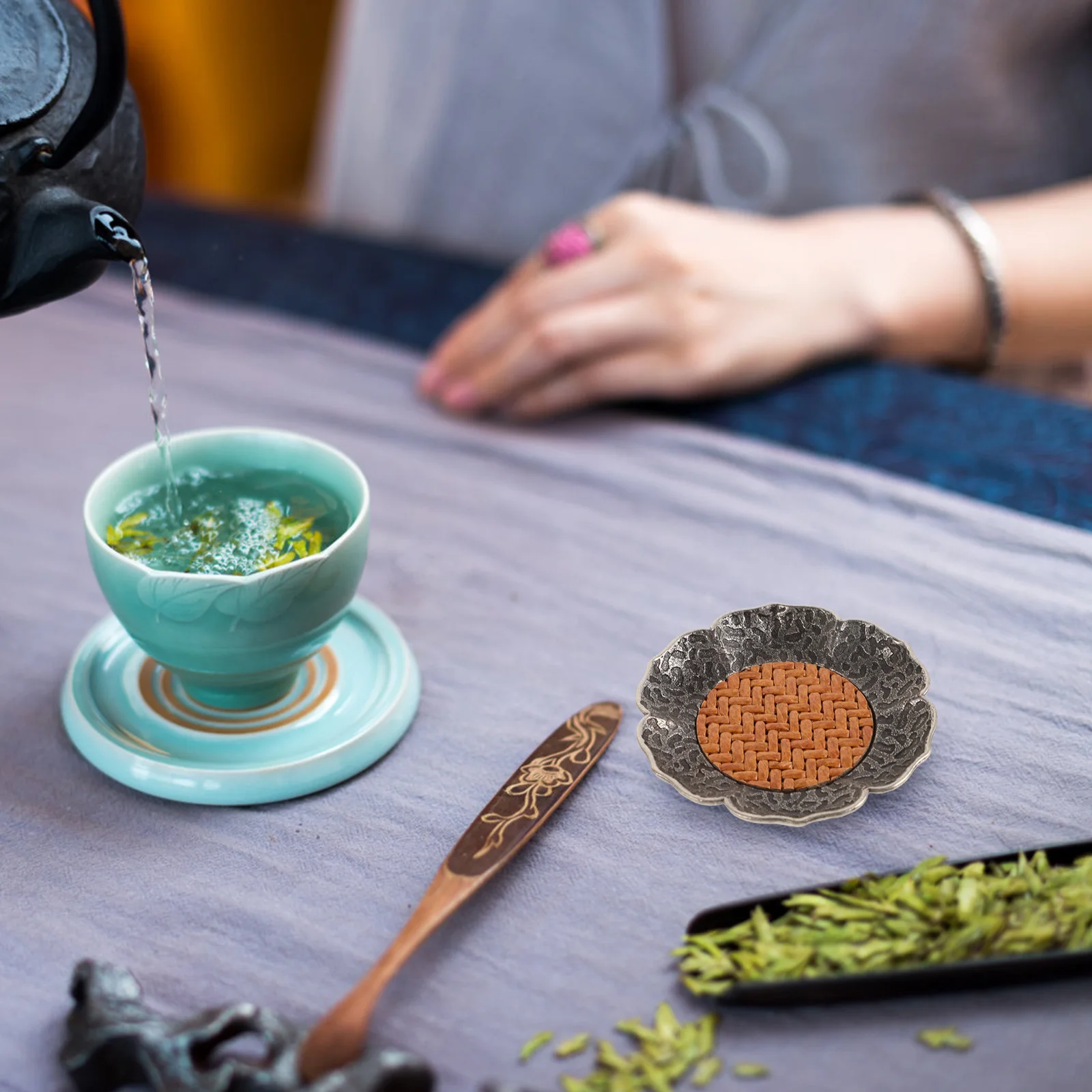 Vintage Alloy Teacup Coaster Heat Resistant Coffee Mat Decorative For Home Retro Tea Cup Holder Metal Cup Pads Kitchen Cups Mats
Vintage Alloy Teacup Coaster Heat Resistant Coffee Mat Decorative For Home Retro Tea Cup Holder Metal Cup Pads Kitchen Cups Mats