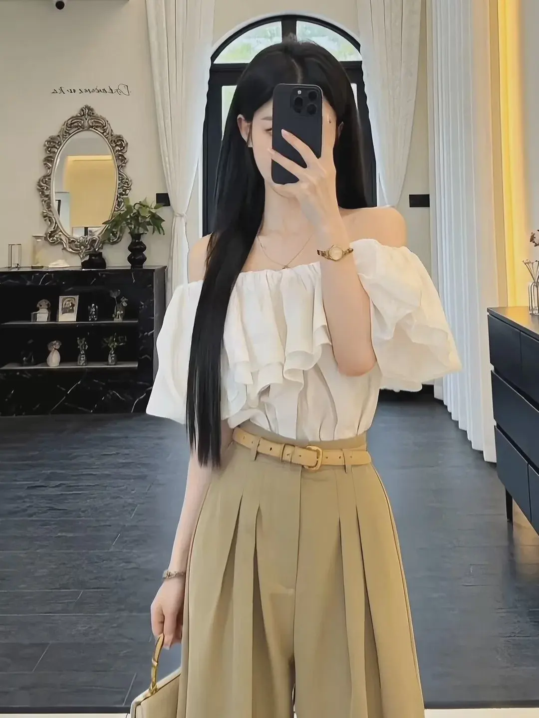 Elegant White Off-Shoulder Ruffle Shirt Women's Summer New Style High-End Unique Beautiful Small Shirt Casual Loose Fit Short...
Elegant White Off-Shoulder Ruffle Shirt Women's Summer New Style High-End Unique Beautiful Small Shirt Casual Loose Fit Short...
