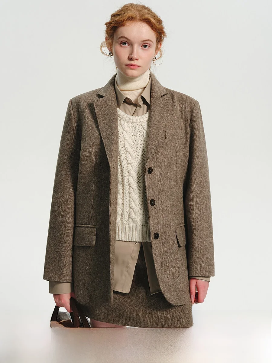 Винтажный шерстяной костюм-двойка для женщин: осенне-зимний комплект из 70% шерсти с юбкой и длинными рукавами на пуговицах
Винтажный шерстяной костюм-двойка для женщин: осенне-зимний комплект из 70% шерсти с юбкой и длинными рукавами на пуговицах