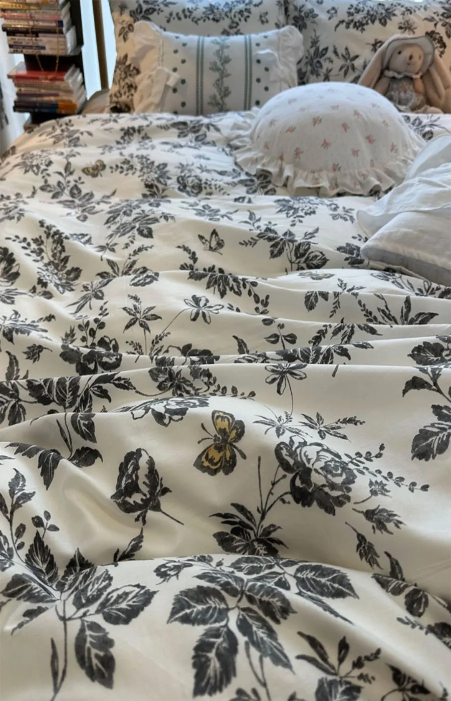 Fashion cool flower butterfly black bedding set,twin full queen modern cotton home textile bed sheet pillow case quilt cover
Fashion cool flower butterfly black bedding set,twin full queen modern cotton home textile bed sheet pillow case quilt cover