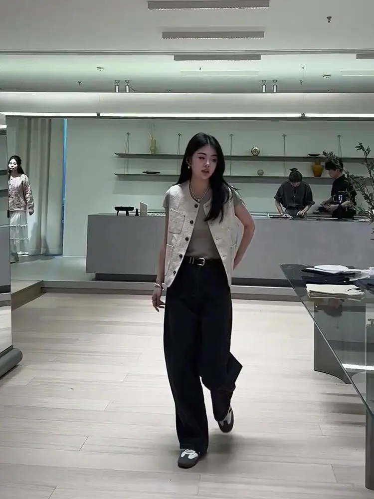 Шикарный жилет Svel Faion, однотонный многослойный топ, ранняя осень, утягивающая корейская дизайнерская повседневная женская верхняя одежда
Шикарный жилет Svel Faion, однотонный многослойный топ, ранняя осень, утягивающая корейская дизайнерская повседневная женская верхняя одежда