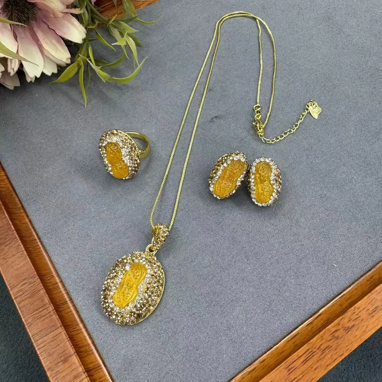 Ore inlaid with glazed peanuts three-piece set crystal design color-preserving jewelry pendant necklace earring ring
Ore inlaid with glazed peanuts three-piece set crystal design color-preserving jewelry pendant necklace earring ring
