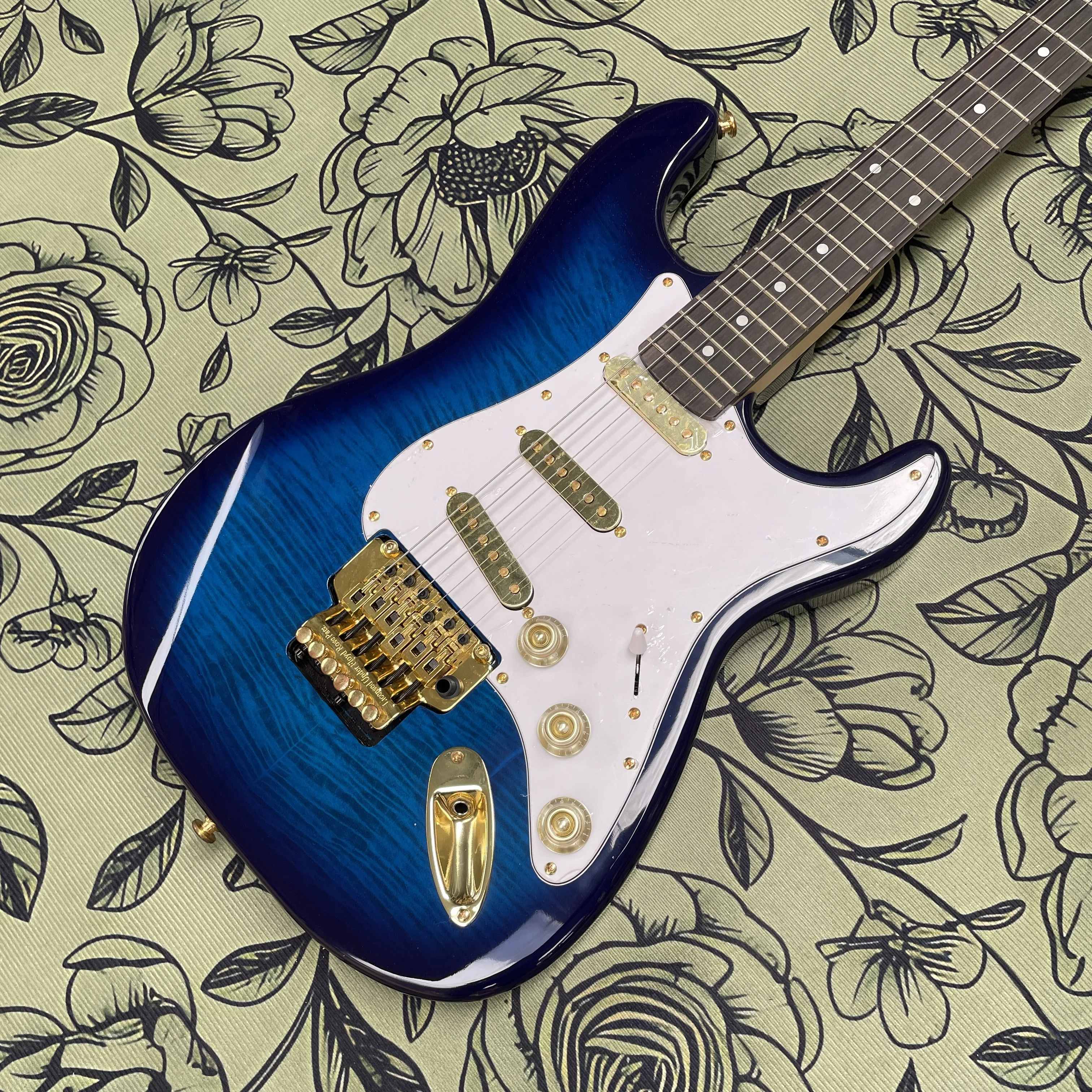 Deep sea blue gradient 6-string electric guitar, tiger stripe rosewood fingerboard guitars, gold hardware rock electric guitarra
Deep sea blue gradient 6-string electric guitar, tiger stripe rosewood fingerboard guitars, gold hardware rock electric guitarra