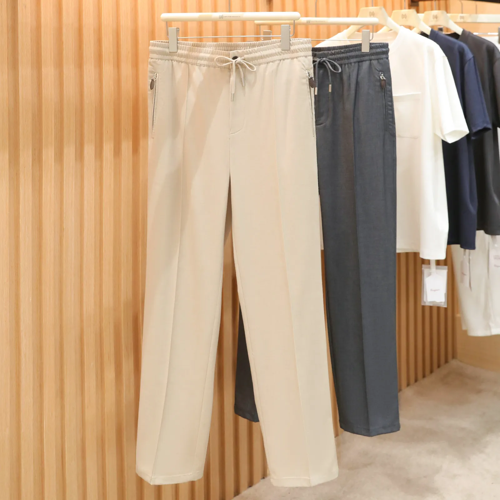 Italian luxury 2026 spring and summer new men's high-end sense business casual pleated loose straight trousers
Italian luxury 2026 spring and summer new men's high-end sense business casual pleated loose straight trousers