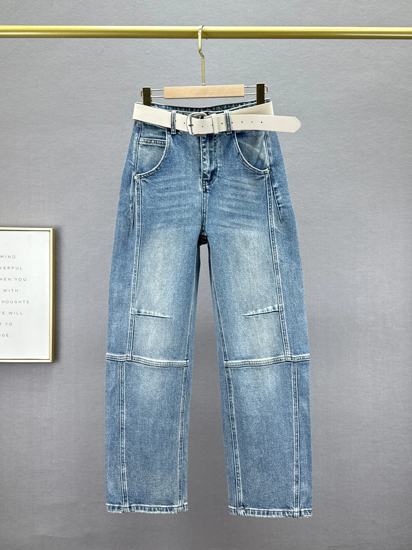 Женские джинсы с высокой талией, рваные, свободного кроя, с эффектом похудения, в стиле пэчворк, длинные брюки, весна 2026, Гонконг, повседневные джинсы в стиле кэжуал
Женские джинсы с высокой талией, рваные, свободного кроя, с эффектом похудения, в стиле пэчворк, длинные брюки, весна 2026, Гонконг, повседневные джинсы в стиле кэжуал