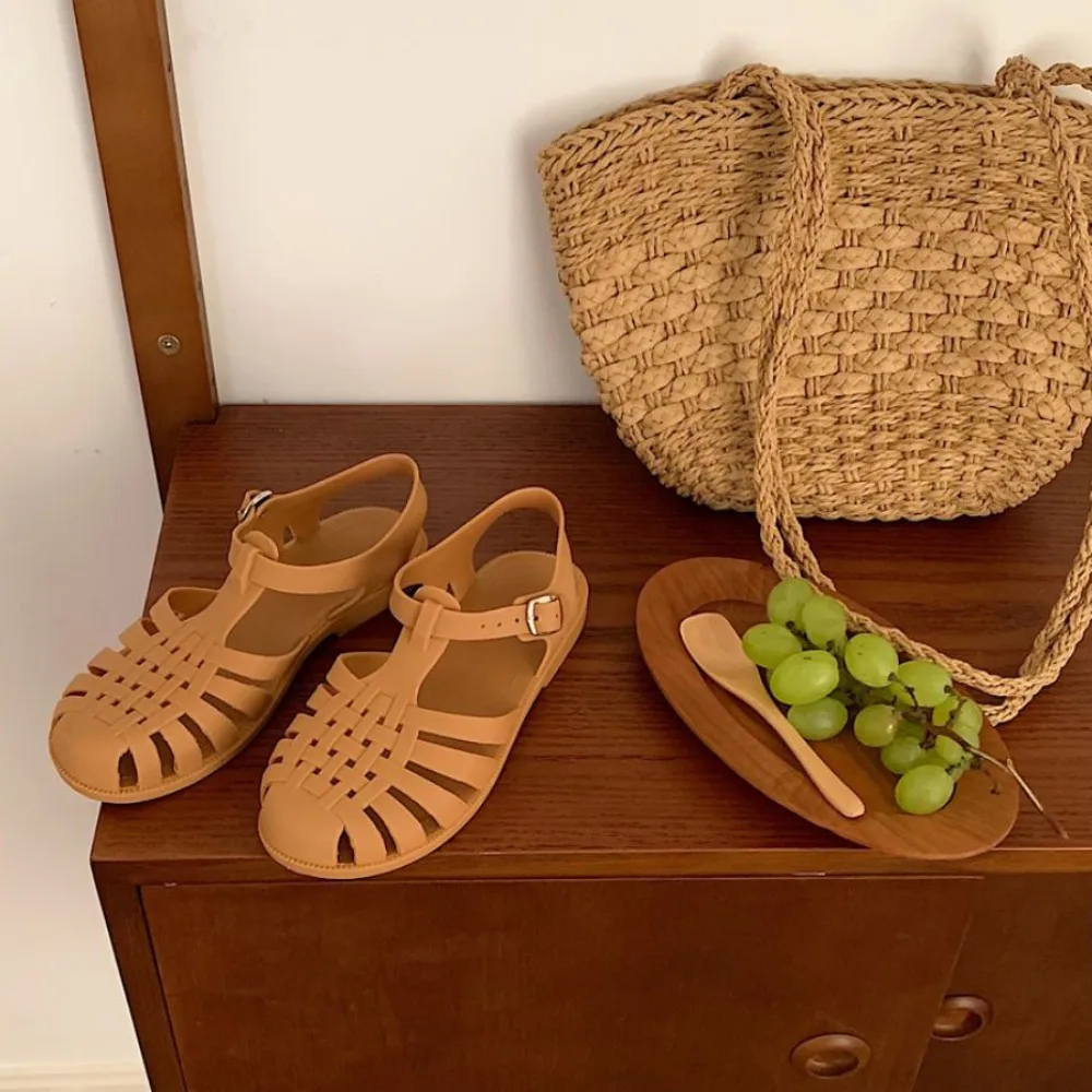 Повседневные летние римские сандалии из ПВХ, нескользящие удобные римские прозрачные сандалии, пляжная обувь на мягкой подошве с круглым носком и открытым носком
Повседневные летние римские сандалии из ПВХ, нескользящие удобные римские прозрачные сандалии, пляжная обувь на мягкой подошве с круглым носком и открытым носком