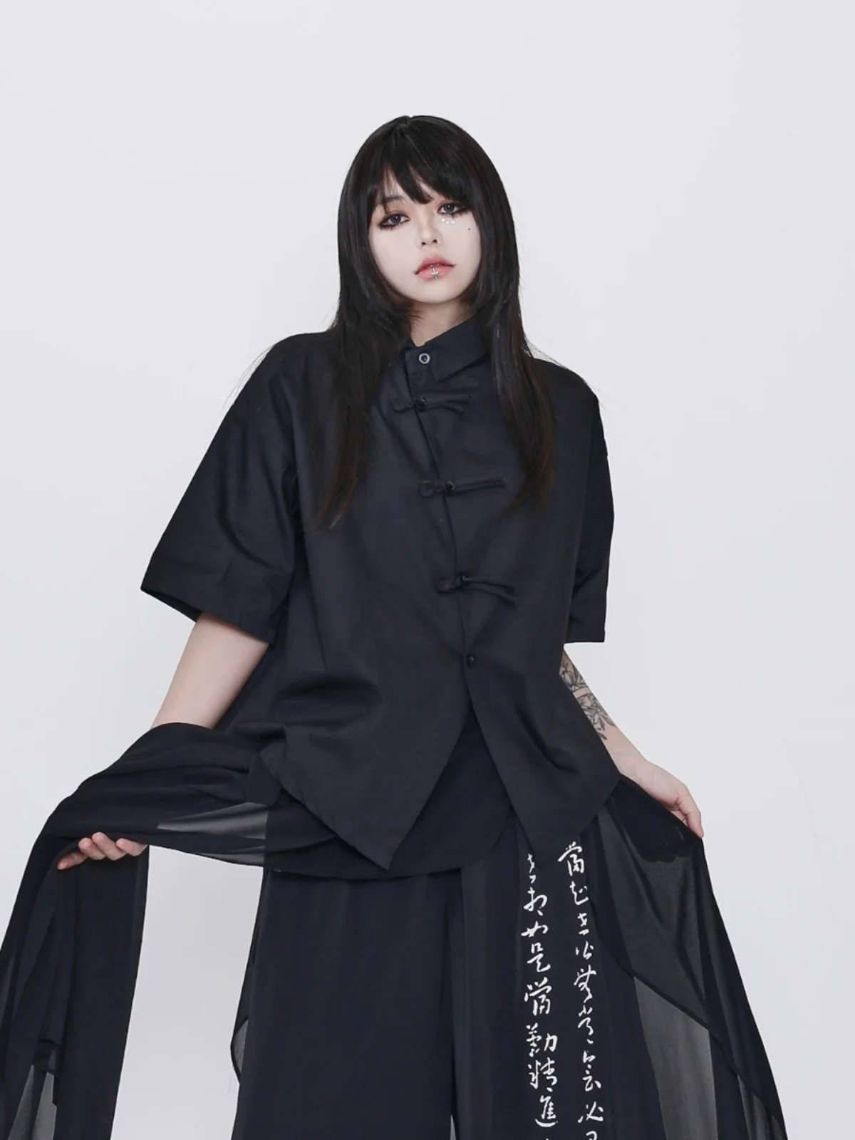 Dark Slimming Short Sleeve Shirt Loose Fit Asymmetrical Buckle Design New Chinese Style Summer 2025 Women's Fashion Blouse
Dark Slimming Short Sleeve Shirt Loose Fit Asymmetrical Buckle Design New Chinese Style Summer 2025 Women's Fashion Blouse