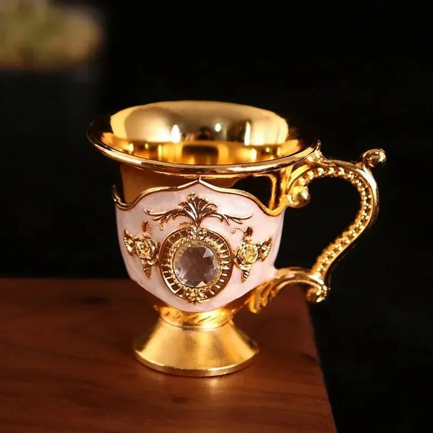 Fashion Europe and The United States Style Creative Metal White Wine Cup Alloy Pattern Gems Decorated Classical Wine Sets
Fashion Europe and The United States Style Creative Metal White Wine Cup Alloy Pattern Gems Decorated Classical Wine Sets