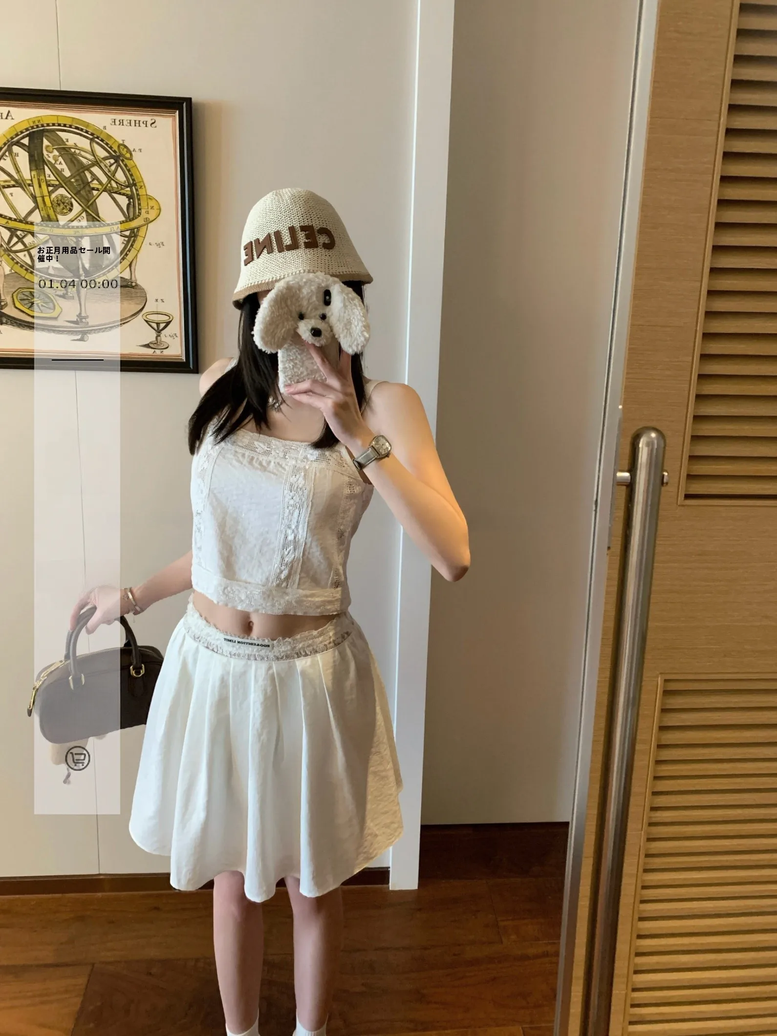 Комплект из двух предметов Ego Studio: хлопковая юбка с кружевной отделкой на талии и эффектом пэчворк, а также топ, создающий особую атмосферу. Женская модная коллекция Весна.
Комплект из двух предметов Ego Studio: хлопковая юбка с кружевной отделкой на талии и эффектом пэчворк, а также топ, создающий особую атмосферу. Женская модная коллекция Весна.